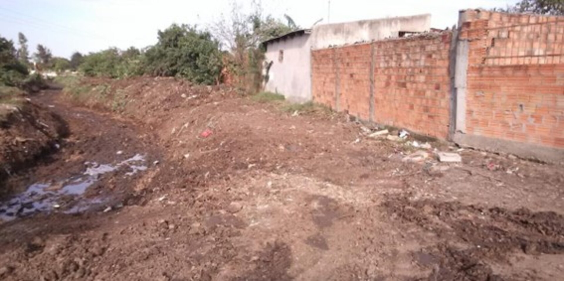 Durante a semana, a Secretaria de Infraestrutura Urbana e Rural (Semiur) trabalhou na limpeza de áreas utilizadas de forma irregular para o descarte de lixo.