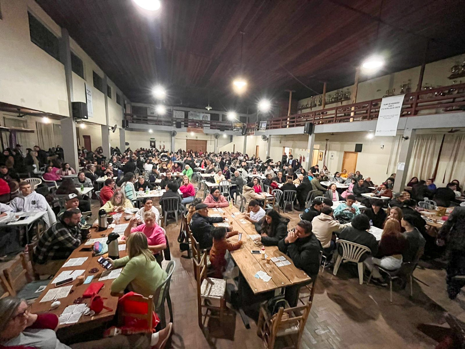 O bingo contou com 15 rodadas, outras cinco rodadas extras e com a rifa de uma torta doce.