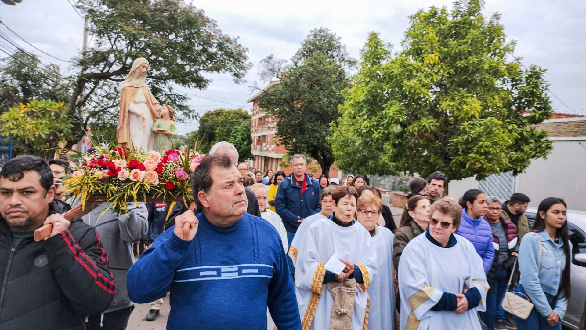 A programação religiosa contou com passeio ciclístico, procissão e Missa, presidida por Dom José Mário.
