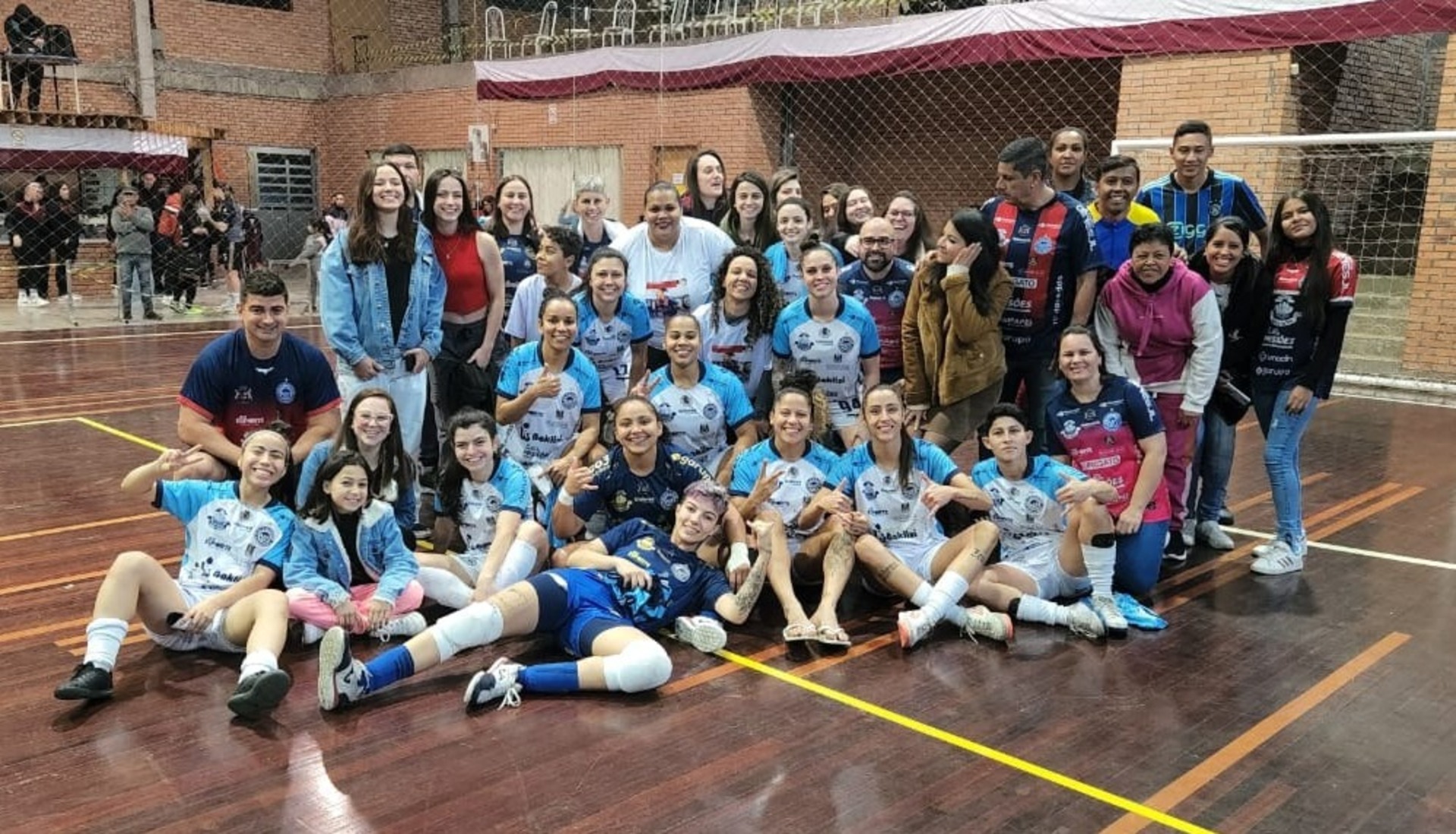 Time e torcedores lado a lado na primeira partida da decisão da Copa RS de Futsal.
