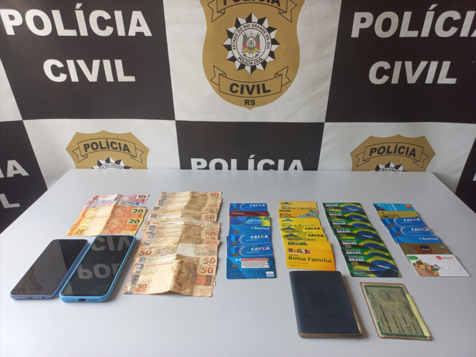 Foram apreendidos cartões e extratos bancários, além de dinheiro em espécie, atribuído a essas contas.