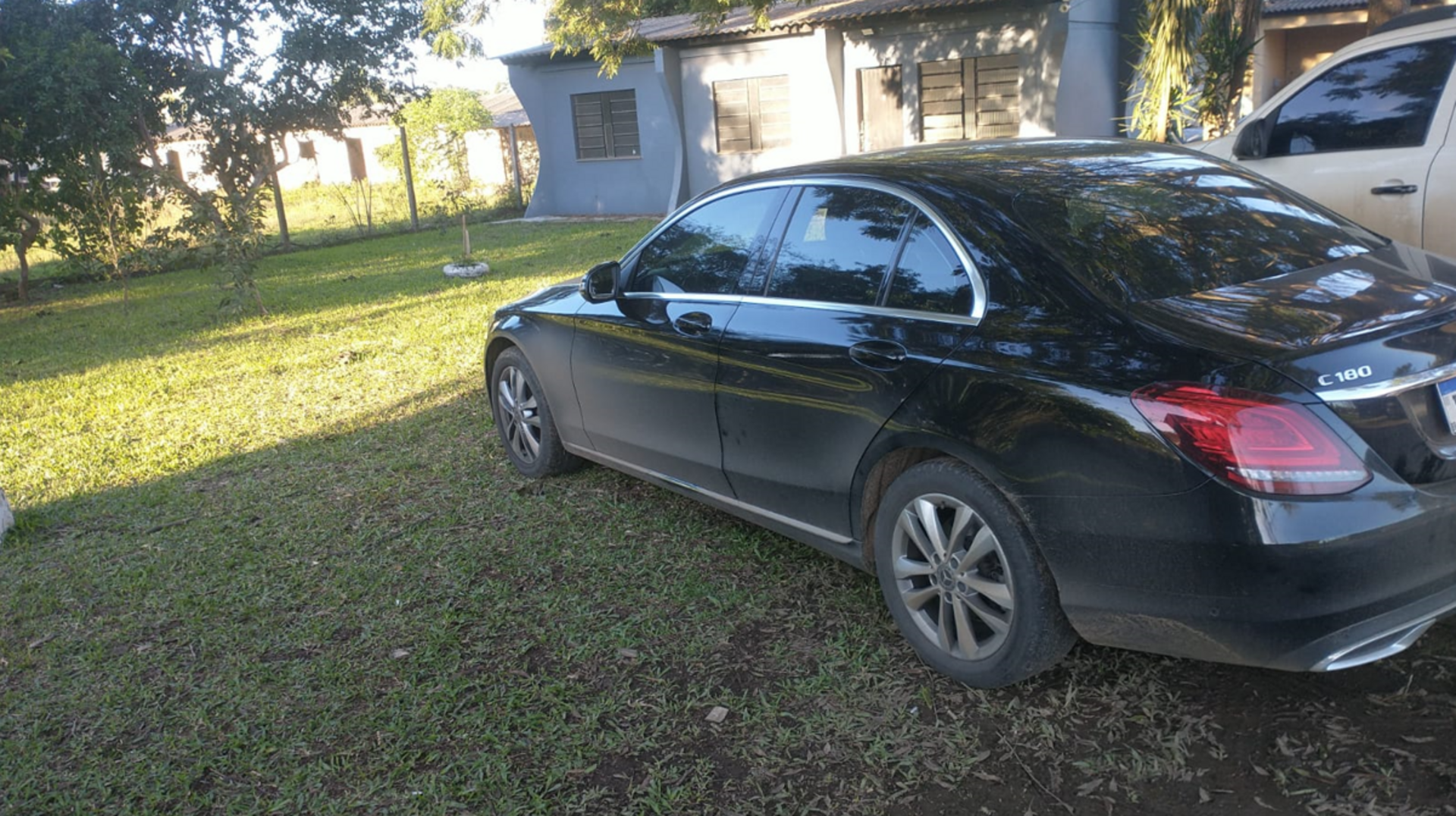 Entre os bens apreendidos está um veículo de luxo e duas caminhonetes.