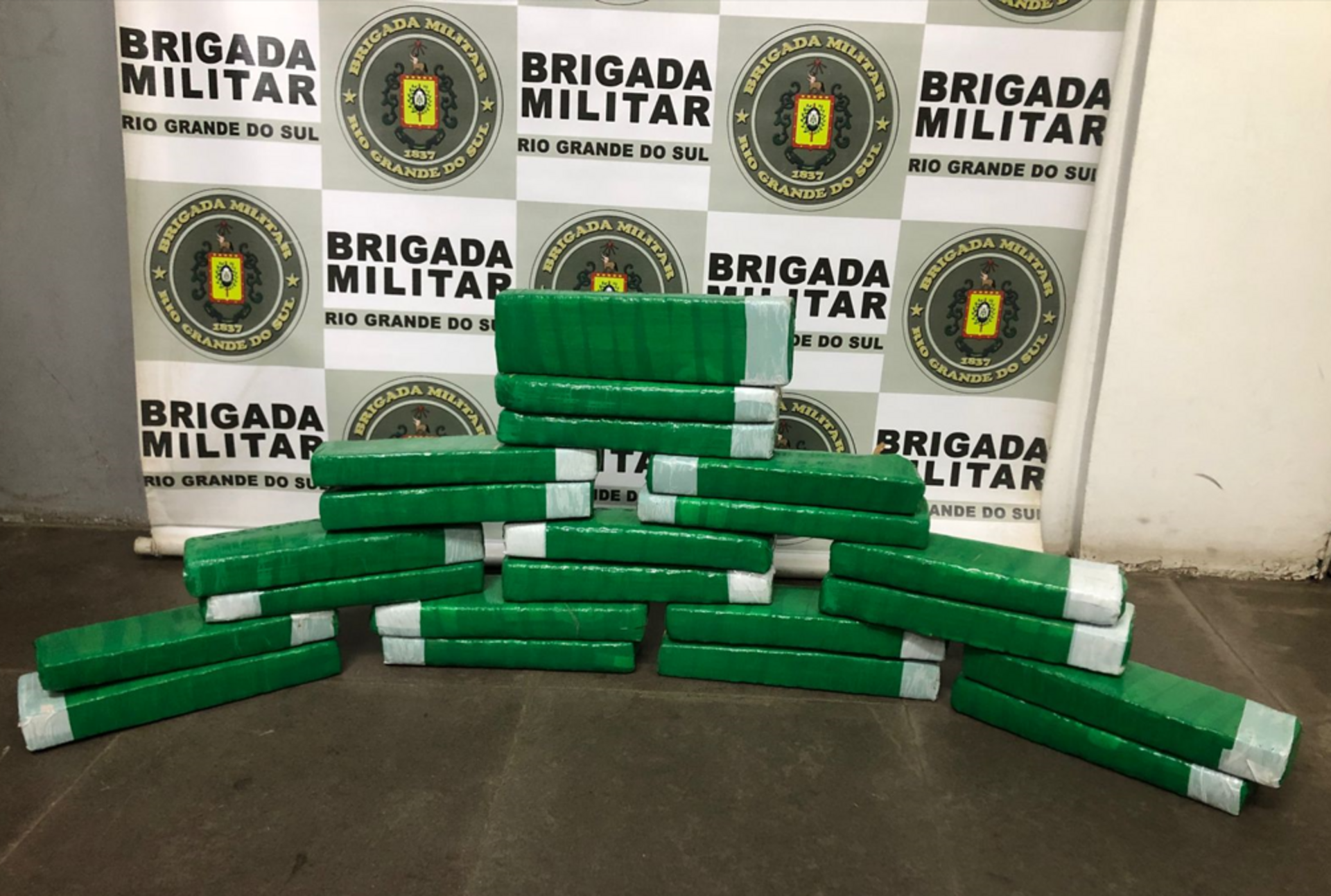Foram apreendidos mais de 18 quilos de maconha, que seguiriam para Quaraí, além de cocaína vinda de Pelotas.