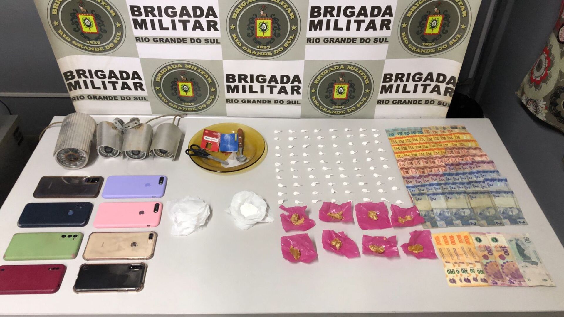 Cocaína, crack, dinheiro, telefones celulares e materiais usados para fracionar as drogas foram encontrados na casa.