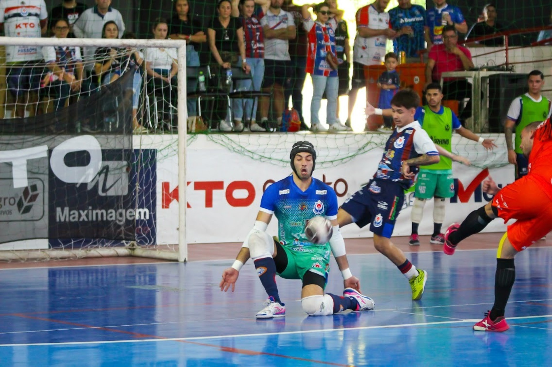 Goleiro Victor teve grande atuação no último jogo.