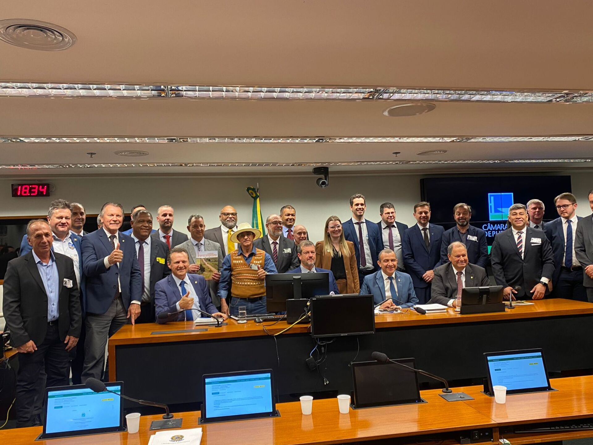 Bancada gaúcha com os representantes das prefeituras e instituições que apresentaram os projetos.