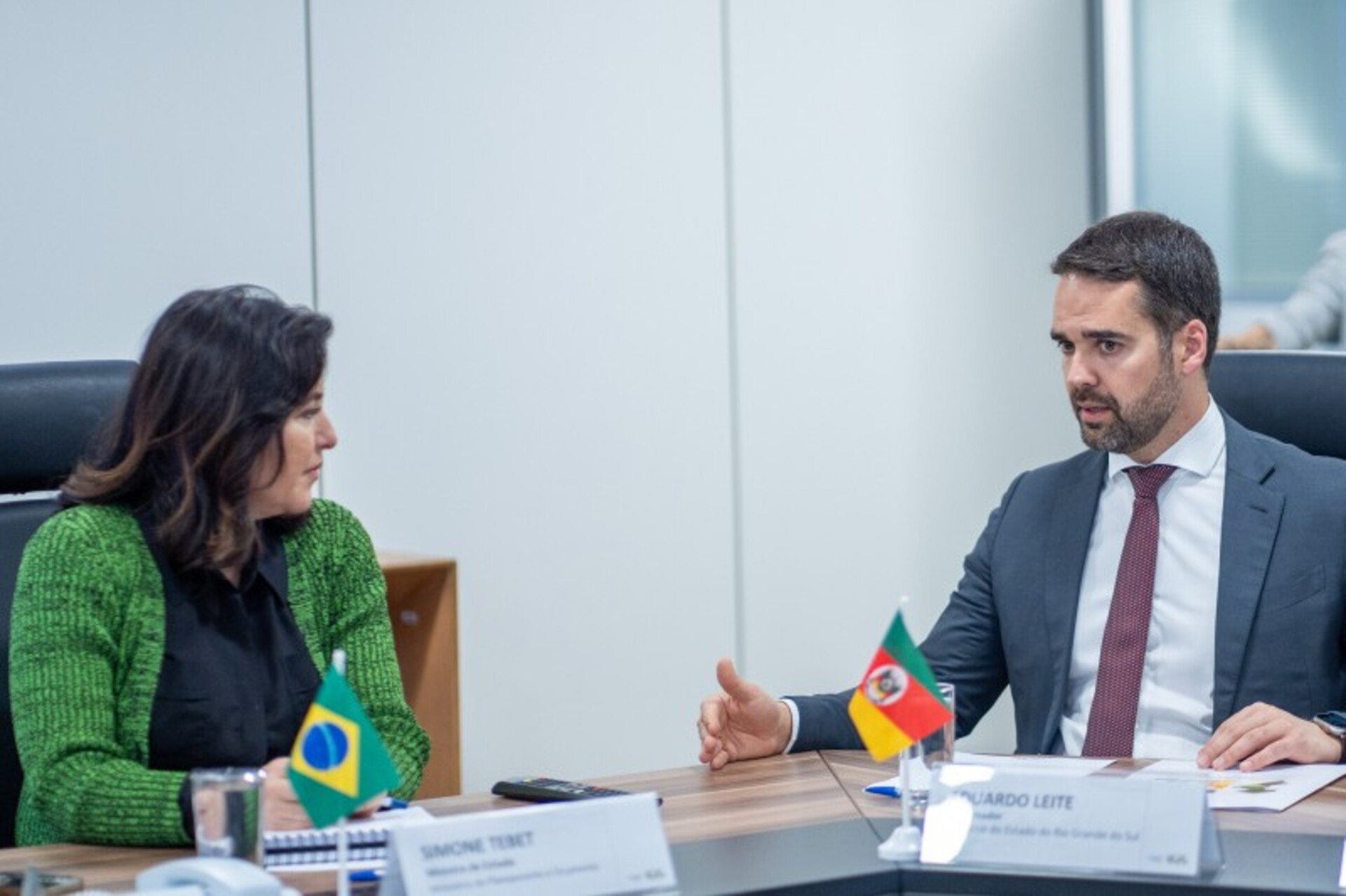 Entre as agendas, Leite se reuniu com a ministra Simone Tebet.