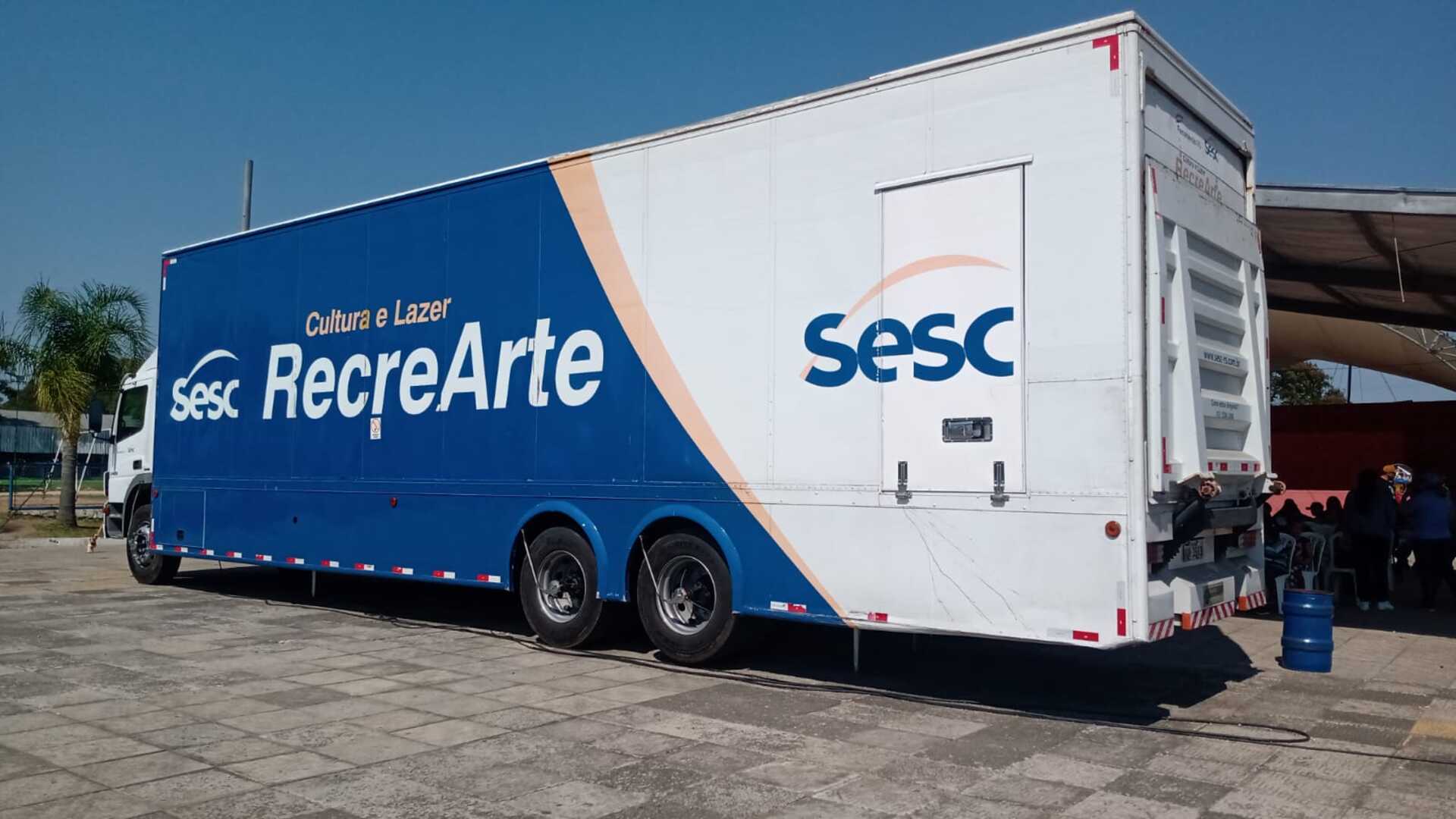 A carreta RecreArte consiste em uma Unidade Móvel do Sesc.
