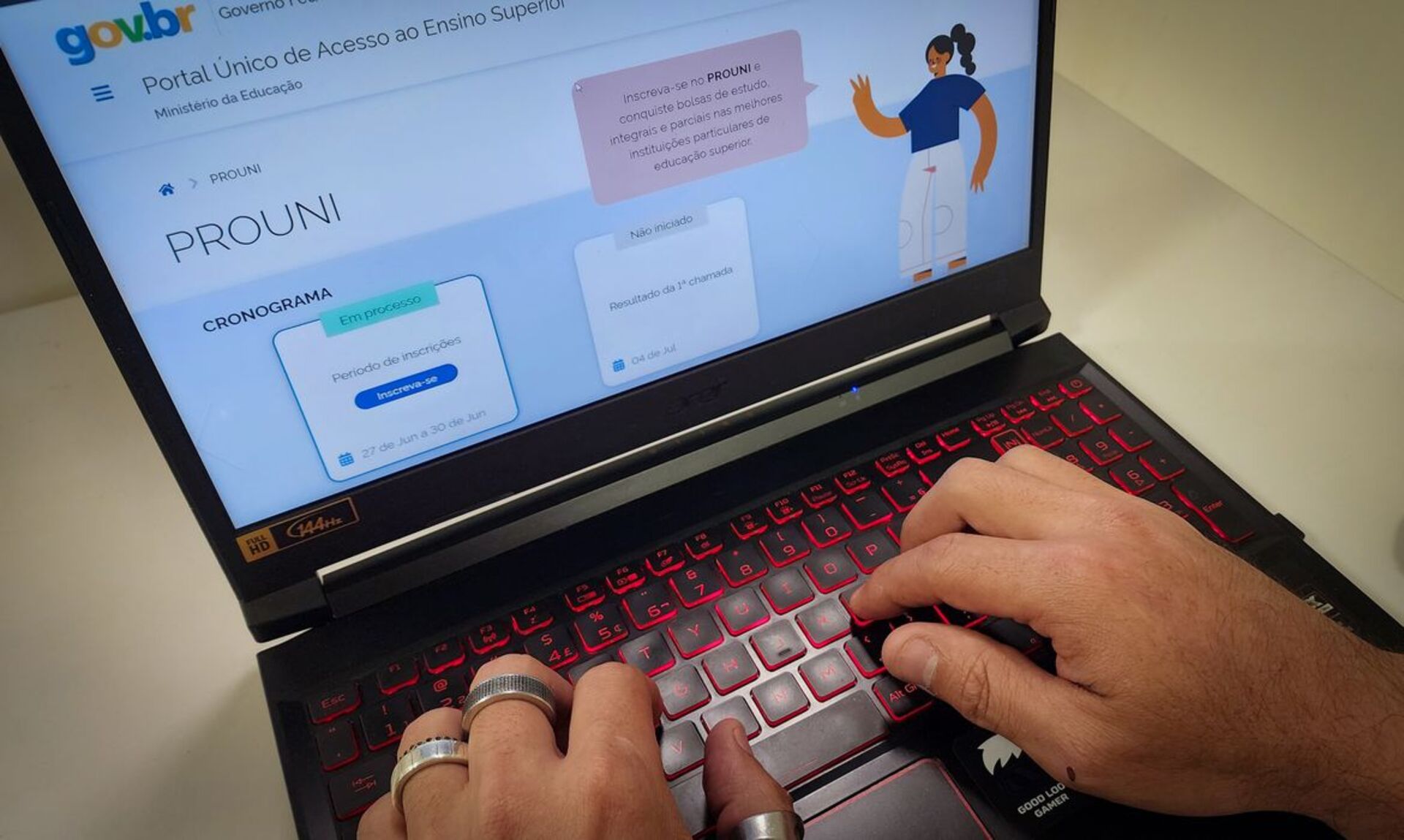 É preciso apresentar documentos comprovando renda familiar de R$ 1.980.