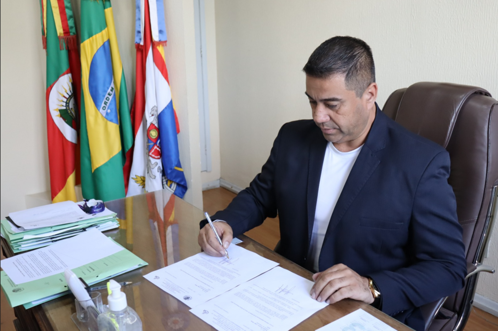 Recursos são parte do Duodécimo e foram repassados nesta sexta-feira. Documento foi assinado pelo presidente Juca Gonçalves.