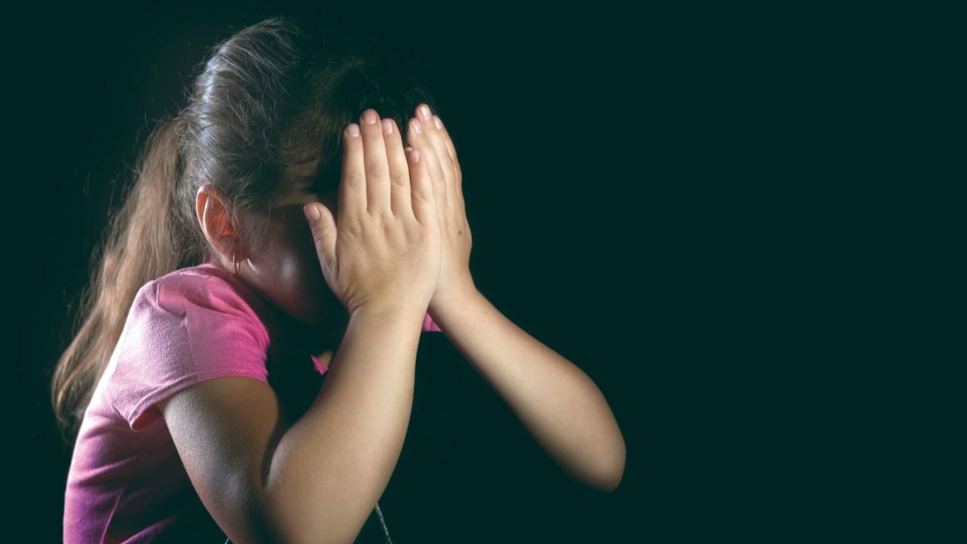 Entre as vítimas menores de 13 anos, o abusador é um membro da família em 60% dos casos e conhecido em 20%.