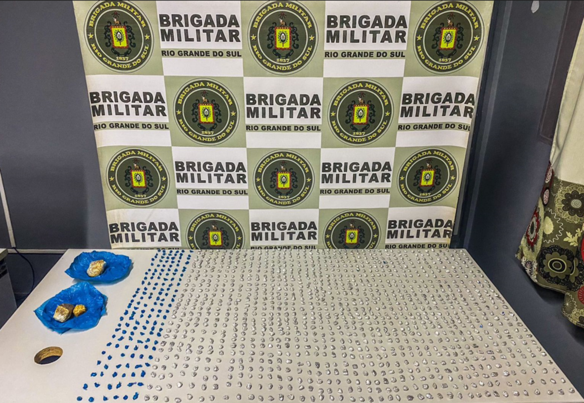 Foram apreendidas porções de cocaína e porções de crack.