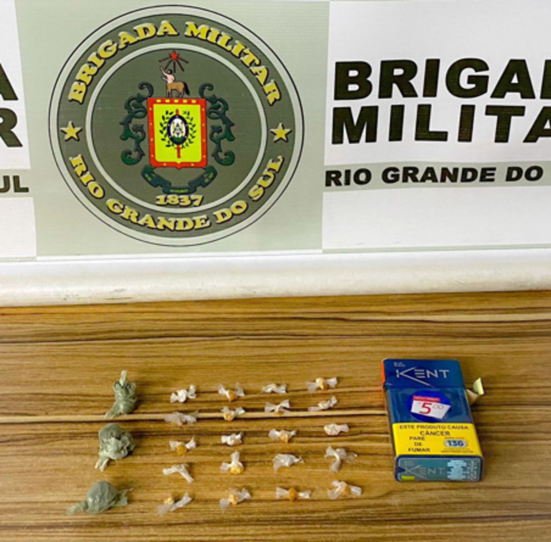Polícia apreendeu maconha e crack, escondido em uma carteira de cigarro.