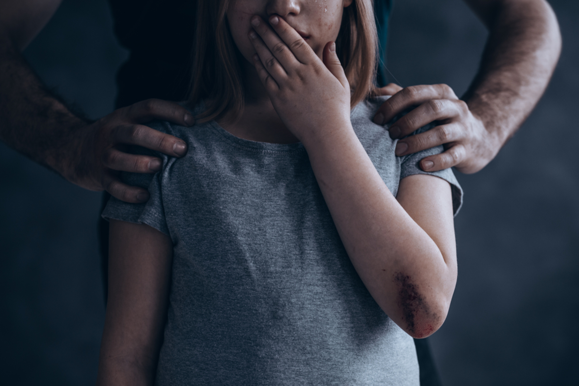 A mulher, de 66 anos foi presa preventivamente, assim como o homem apontado como estuprador, que tem 48 anos.