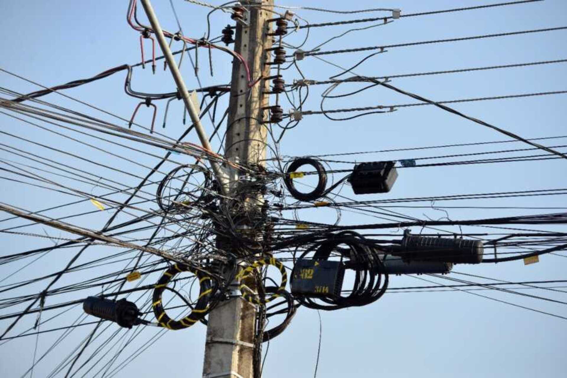 A lei se aplica a cabos de energia, cabos telefônicos, de banda larga, televisão a cabo e assemelhados.