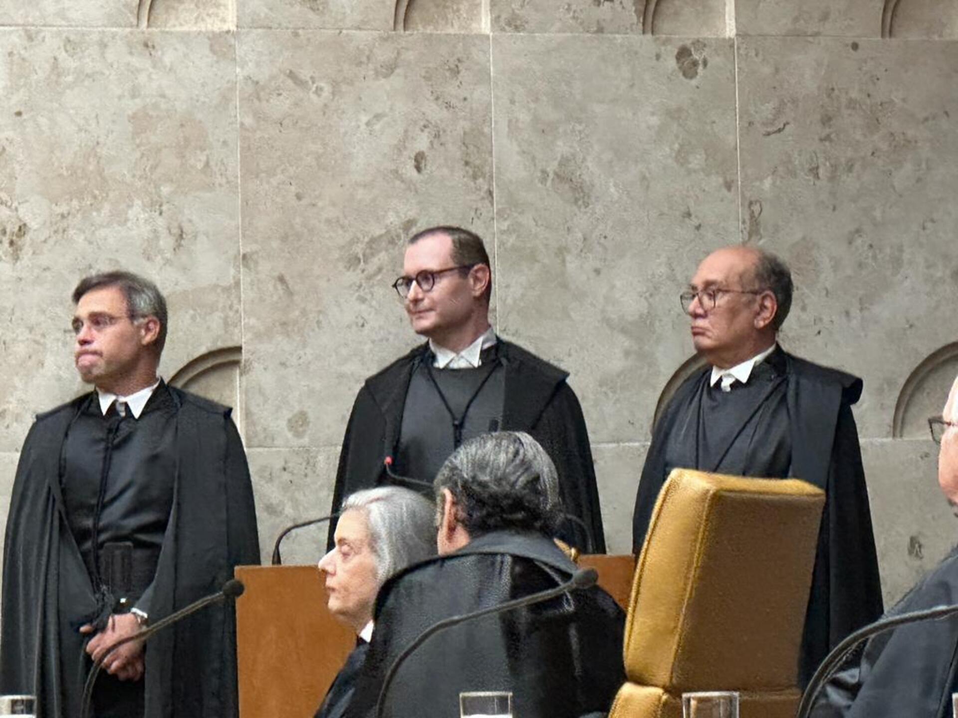 Novo ministro Cristiano Zanin é ladeado pelo ministro mais novo do STF, André Mendonça, e pelo decano, Gilmar Mendes.