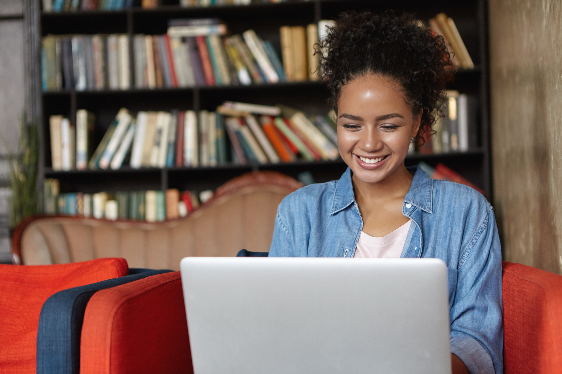 Os cursos são realizados totalmente online e não tem acompanhamento de tutor ou professor.