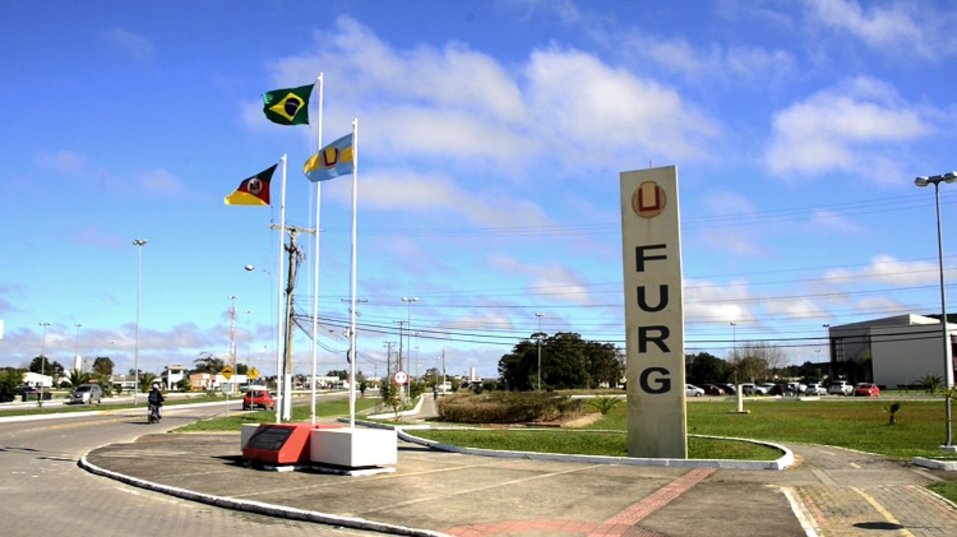 Além dos cursos presenciais, há uma nova oferta de ensino a distância, o Bacharelado em Administração Pública (EAD).