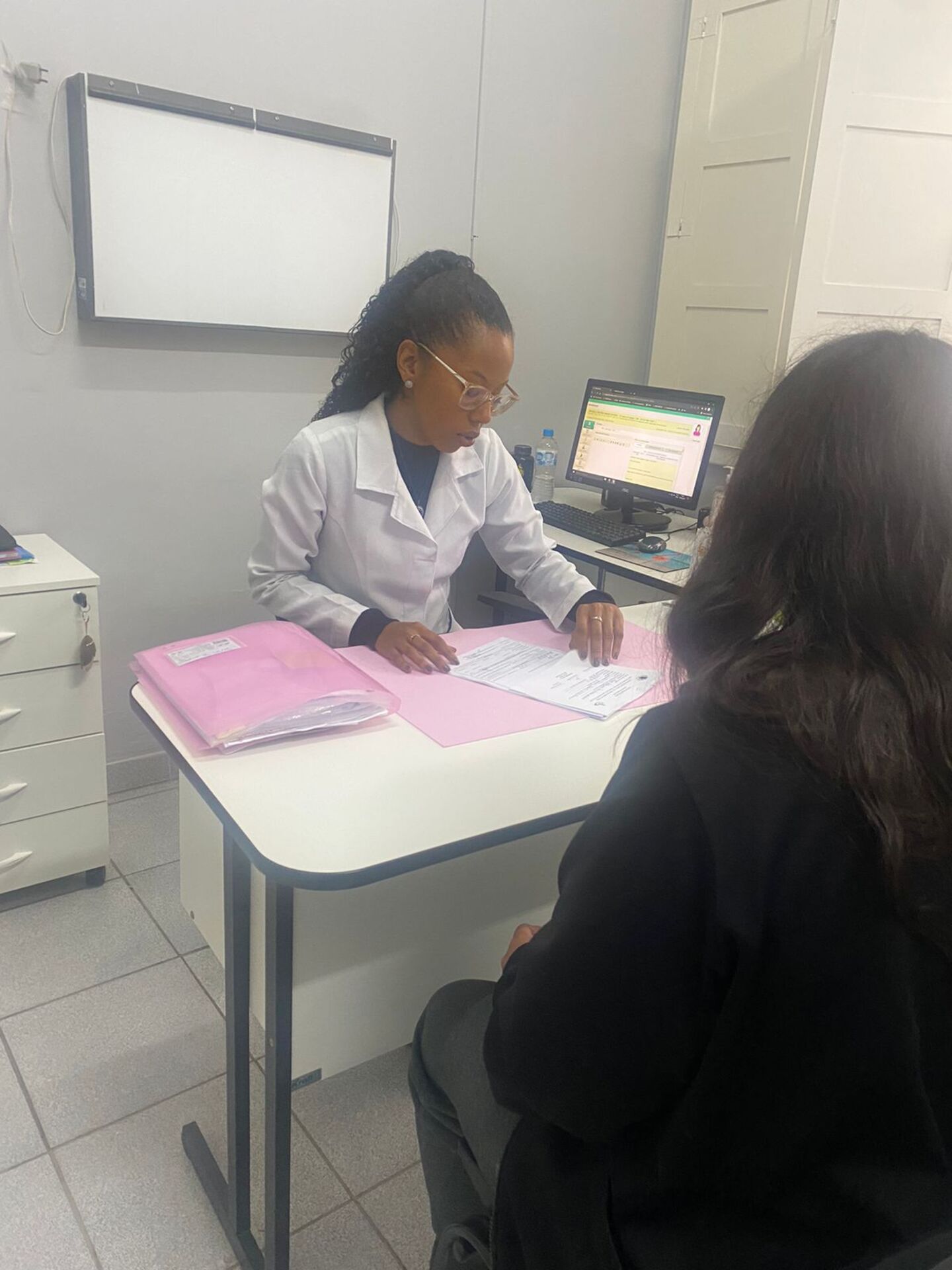 Para realizar o procedimento a mulher precisa ter atualizada a ecografia transvaginal, o preventivo e no dia são feitos testes rápidos.