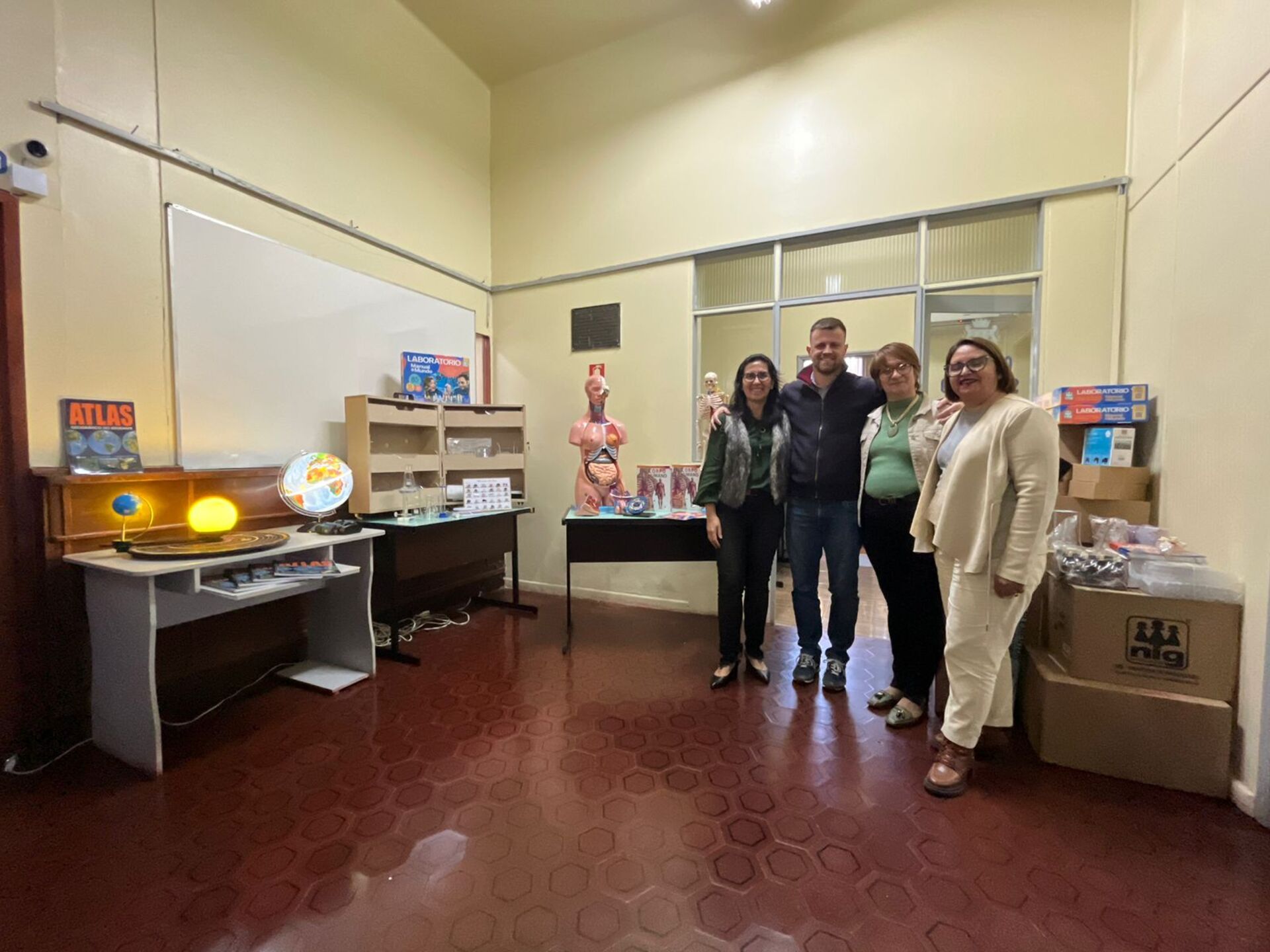 O prefeito Ronnie Mello esteve presente na entrega dos materiais
