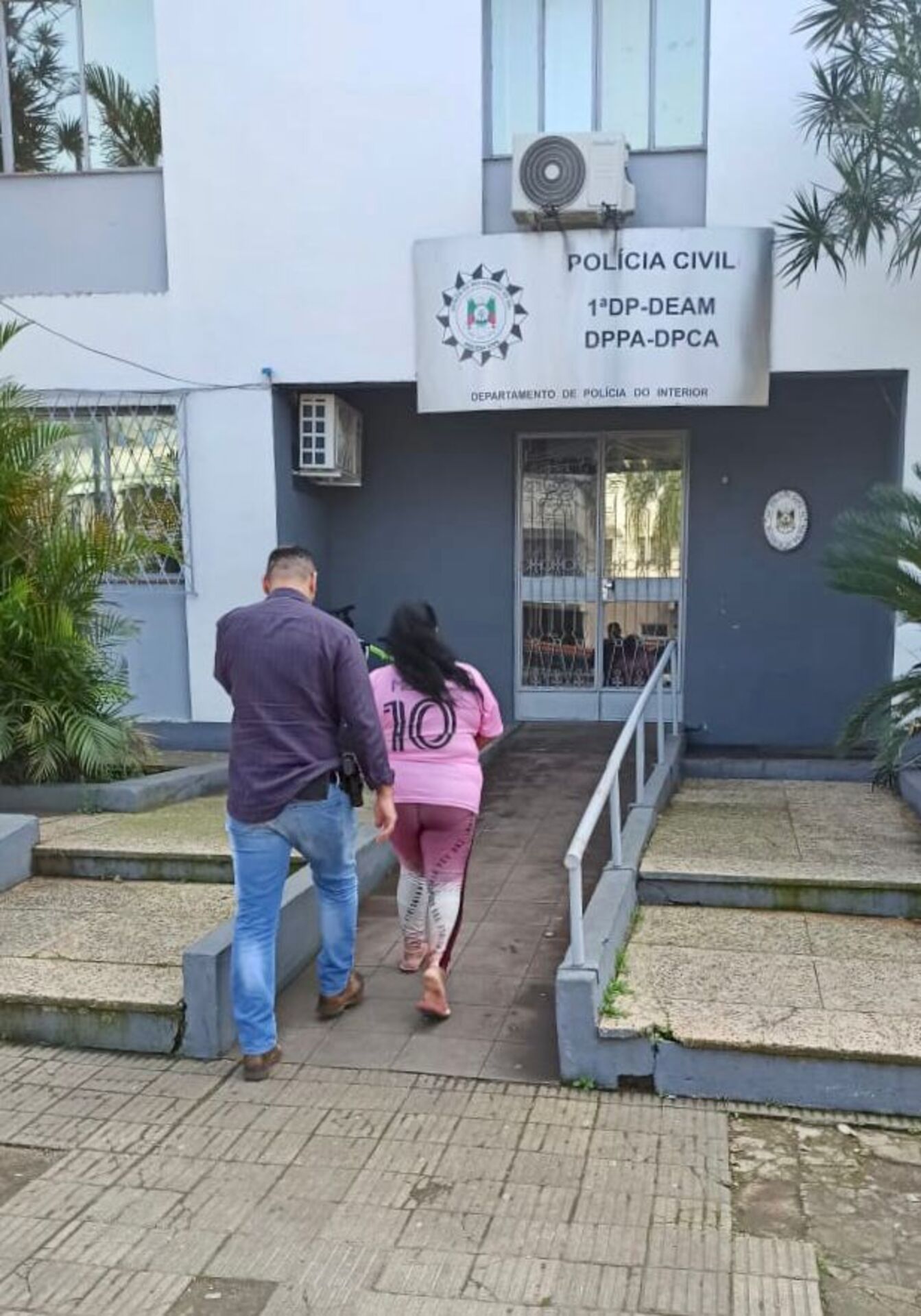 Mulher é presa por suspeita da prática de homicídio