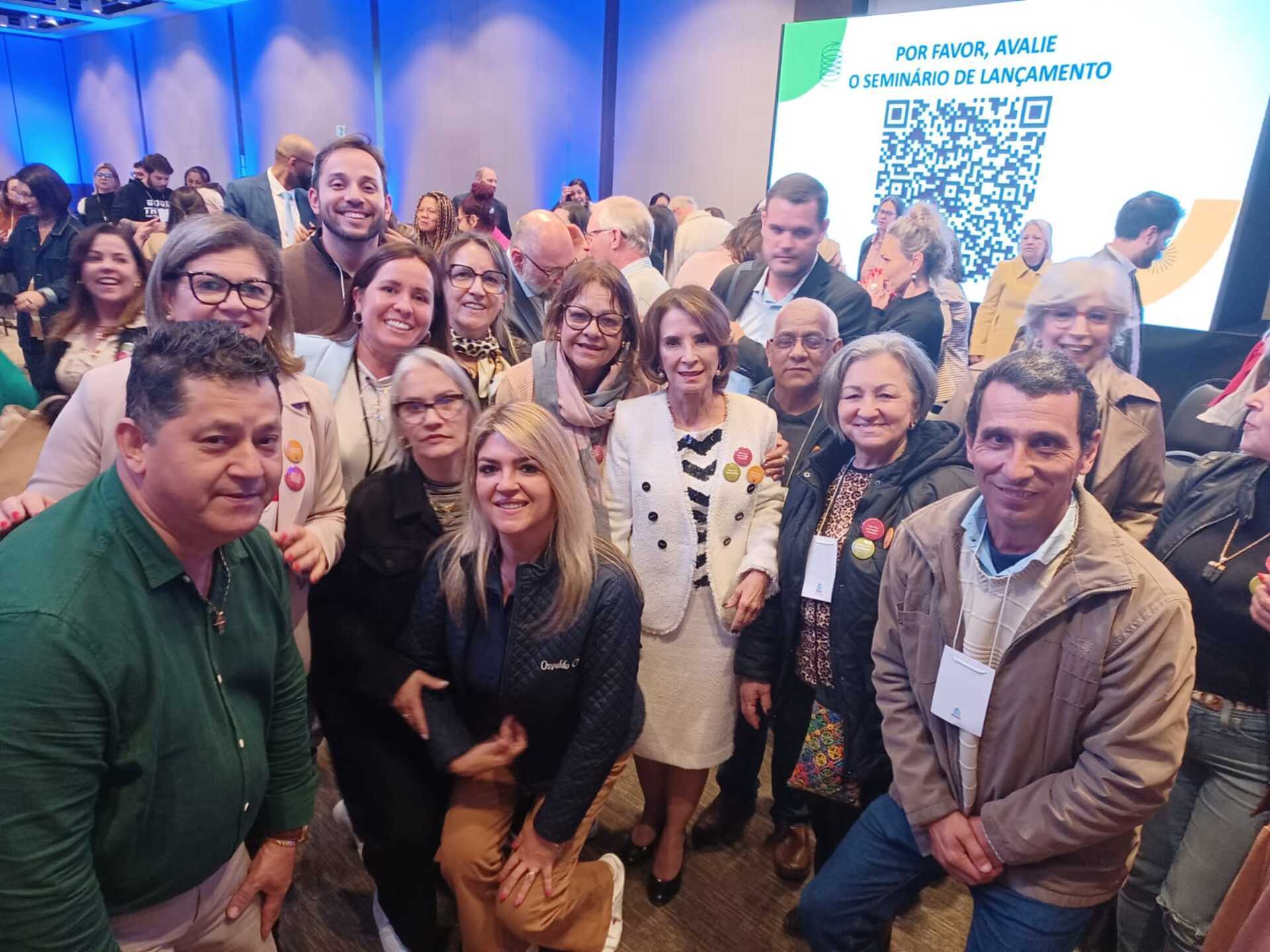 A 10ª CRE esteve representada pela coordenadora Sara Cardoso e mais 27 diretores de escolas.