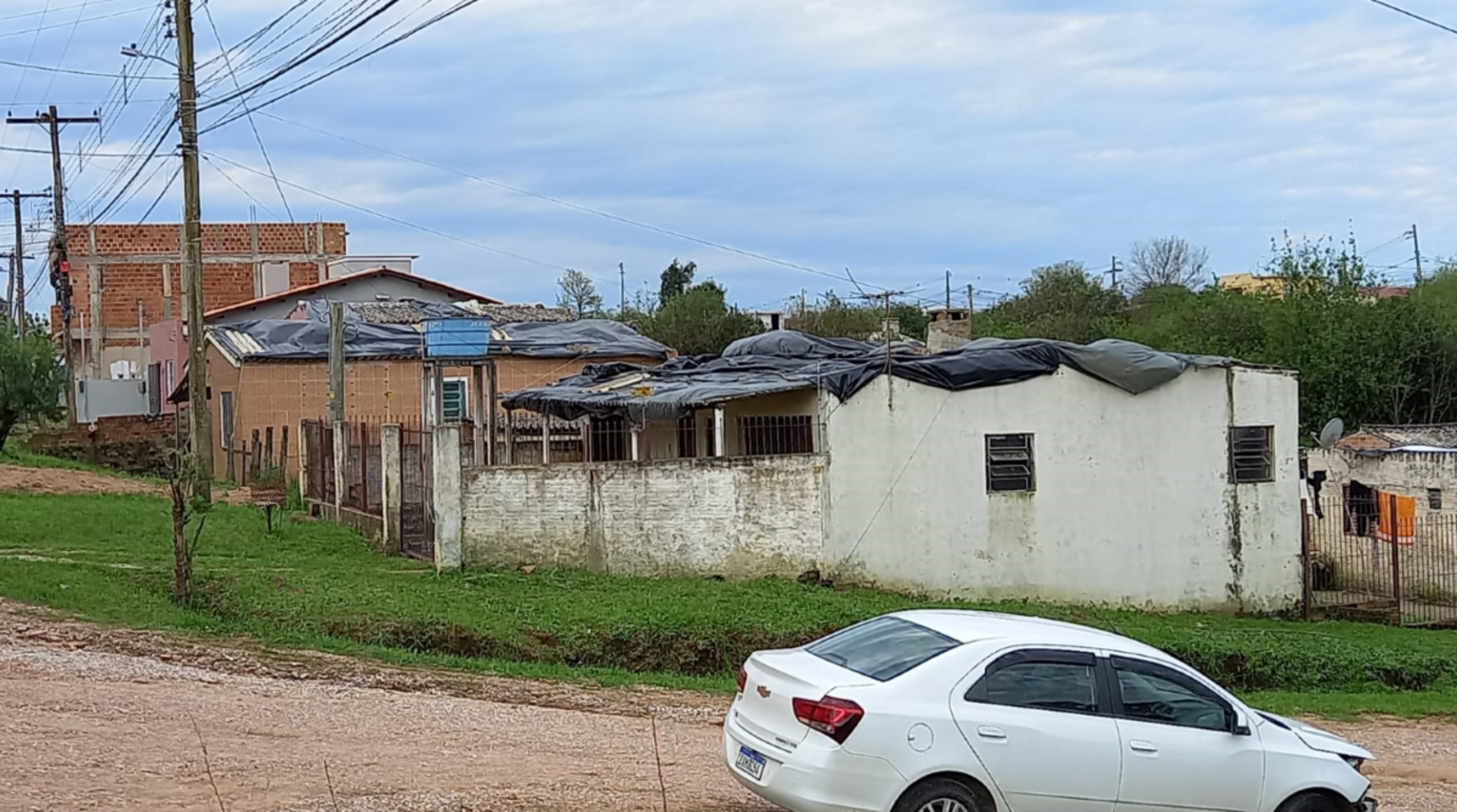 Cerca de dez mil casas foram atingidas pelo temporal de granizo