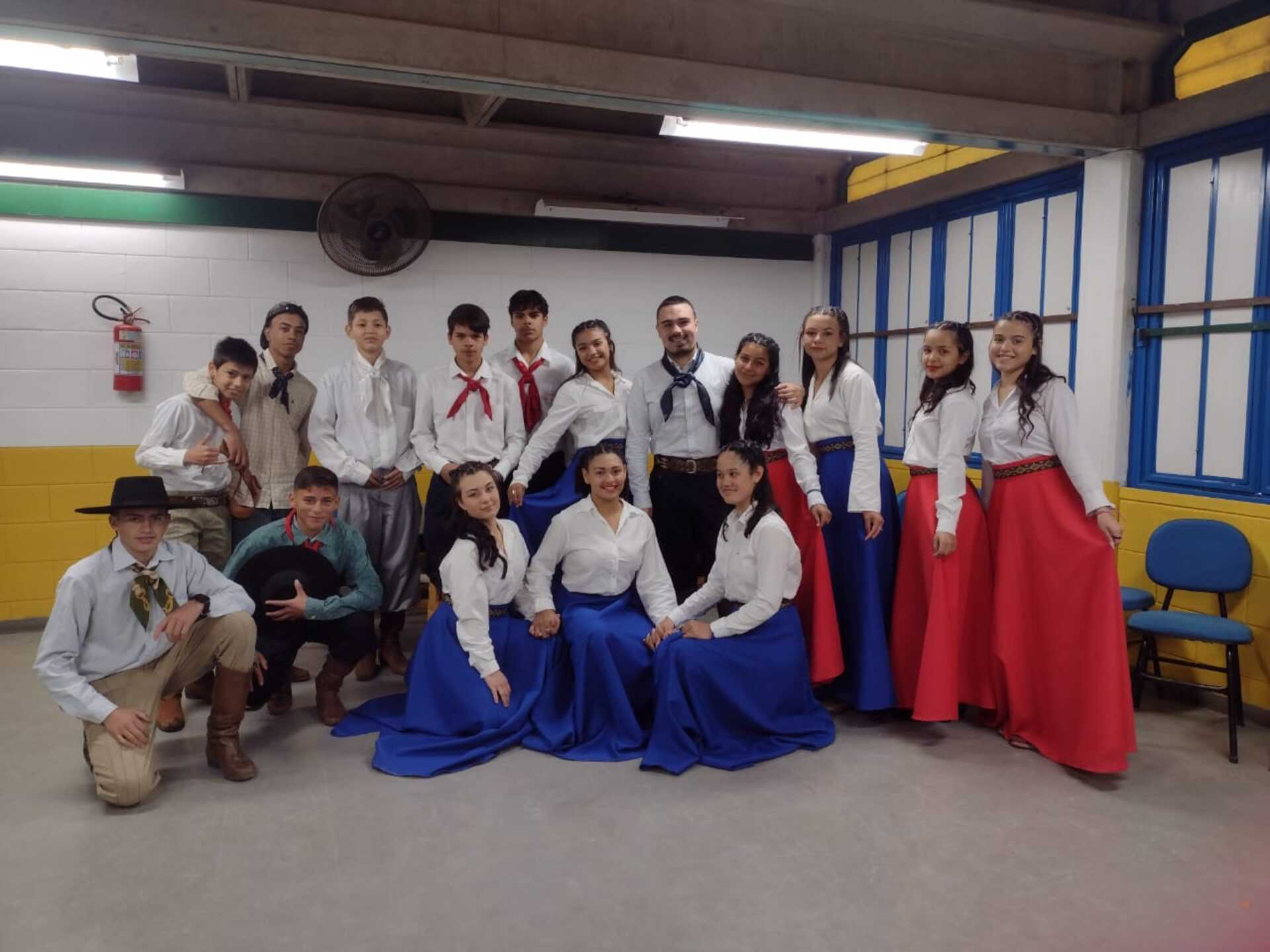 Apresentação artística na Escola Elvira Ceratti.