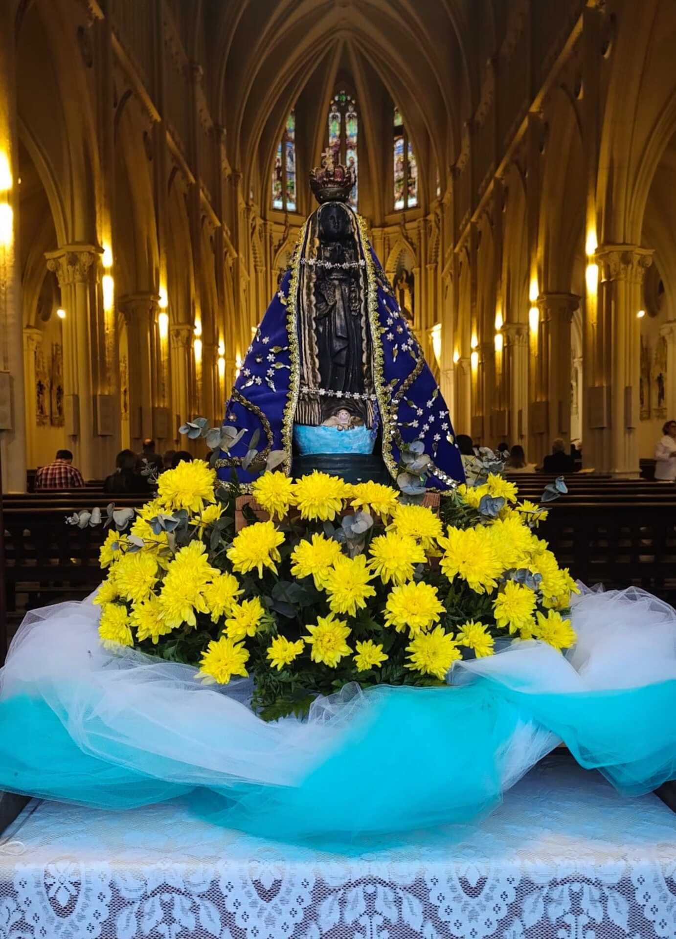 A procissão e missa inicia às 9h e segue em direção a Igreja Do Carmo.