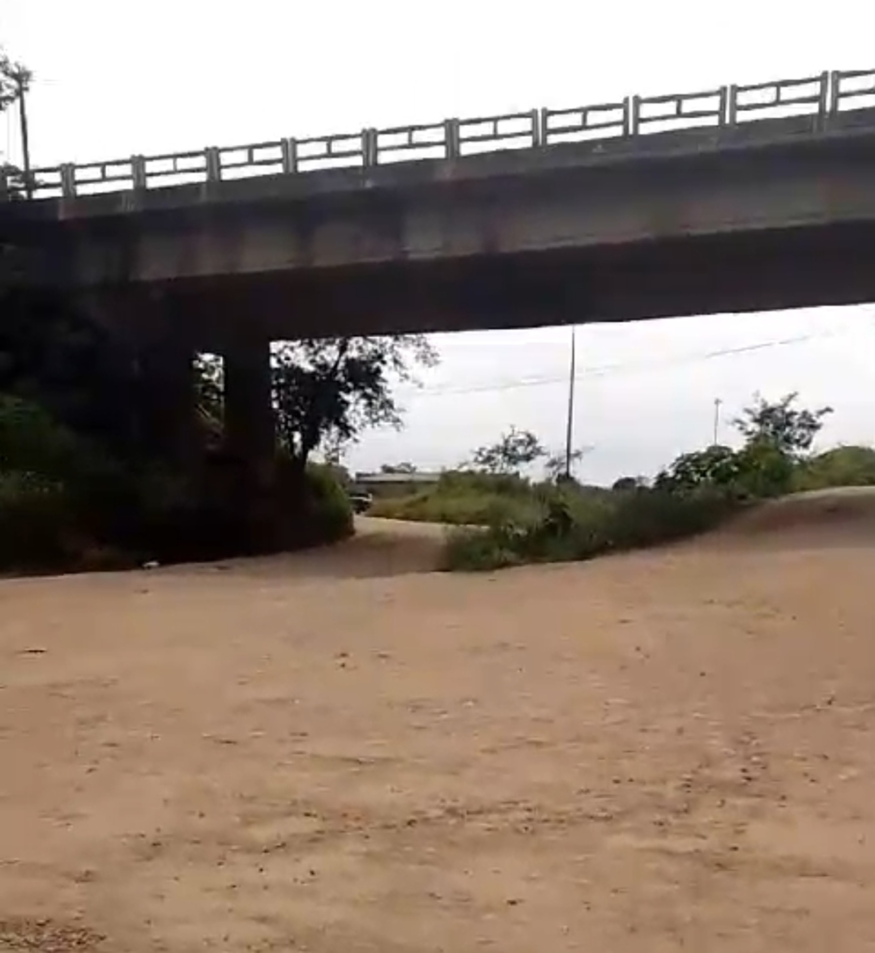 Corpo foi encontrado sobre o viaduto, no KM 720 da BR-290.