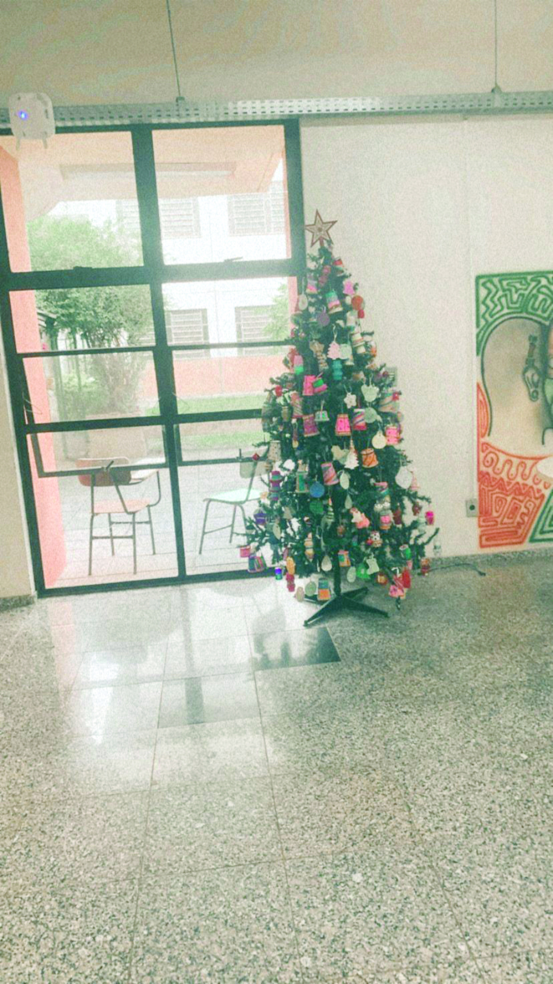 Os enfeites natalinos estão disponíveis na árvore de Natal do Prédio 700