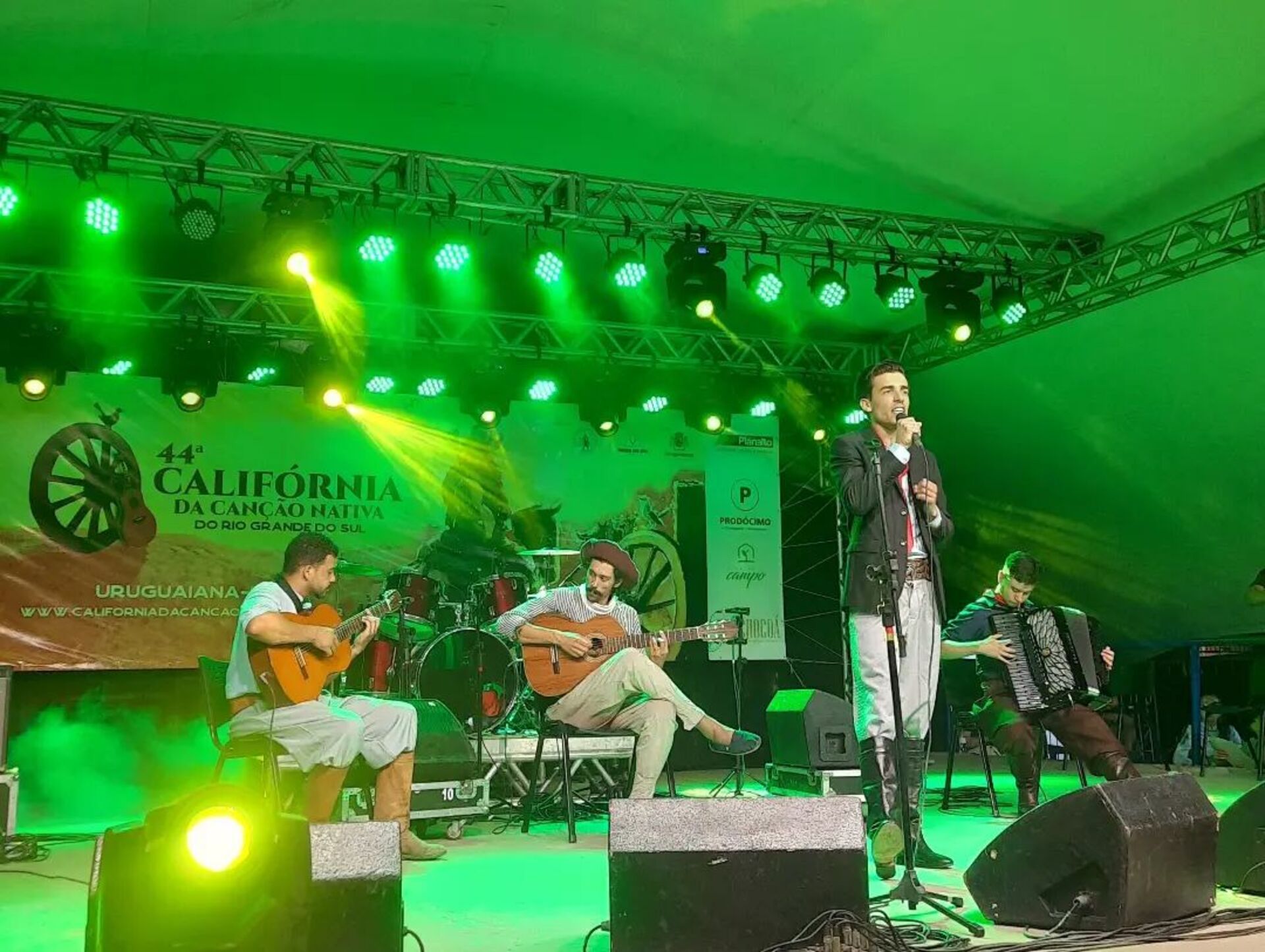 Os trabalhos de triagem das canções serão coordenados pelos jurados do evento.