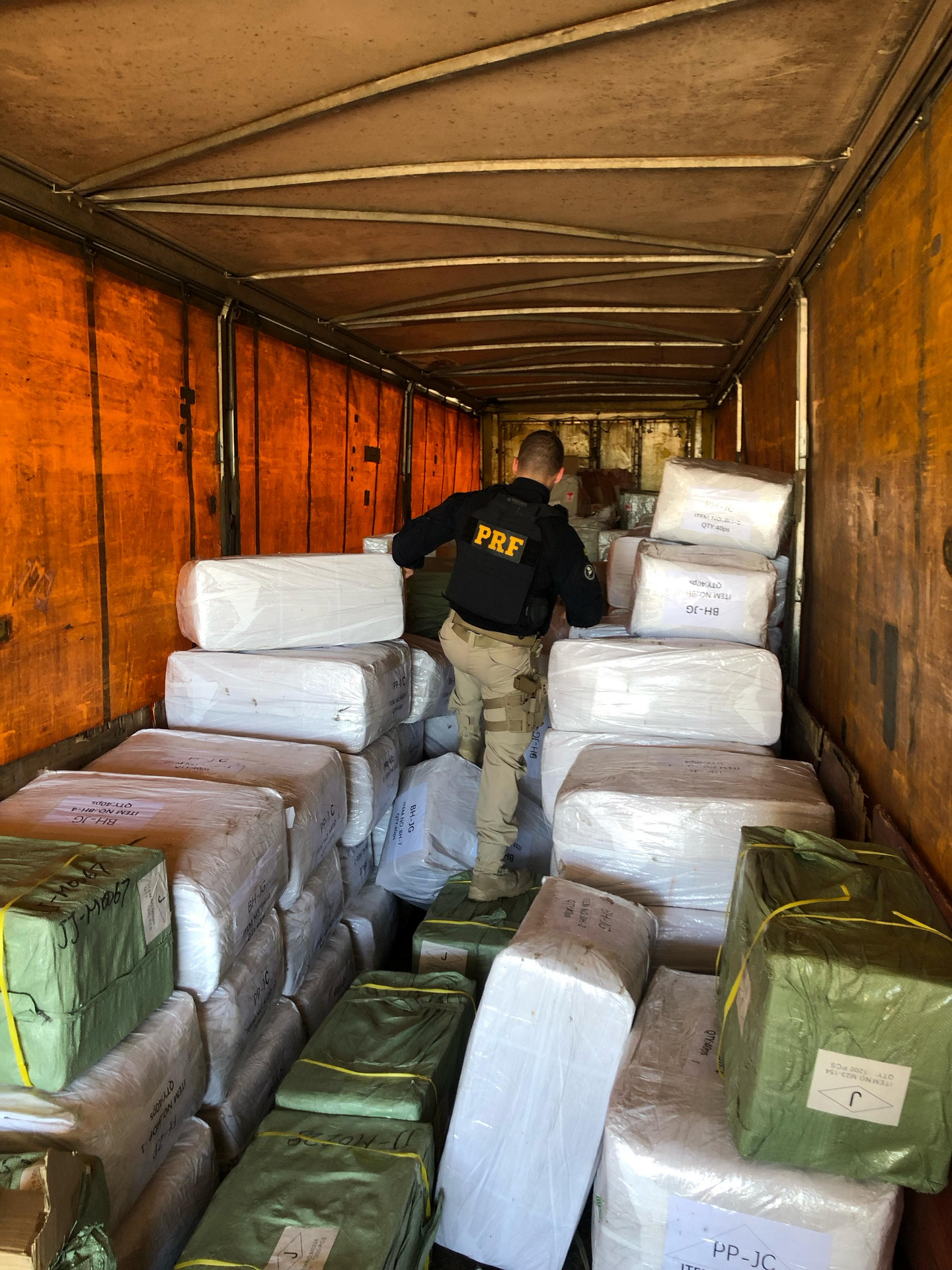 OAB Barro Preto - PRF faz apreensão de produtos importados ilegalmente