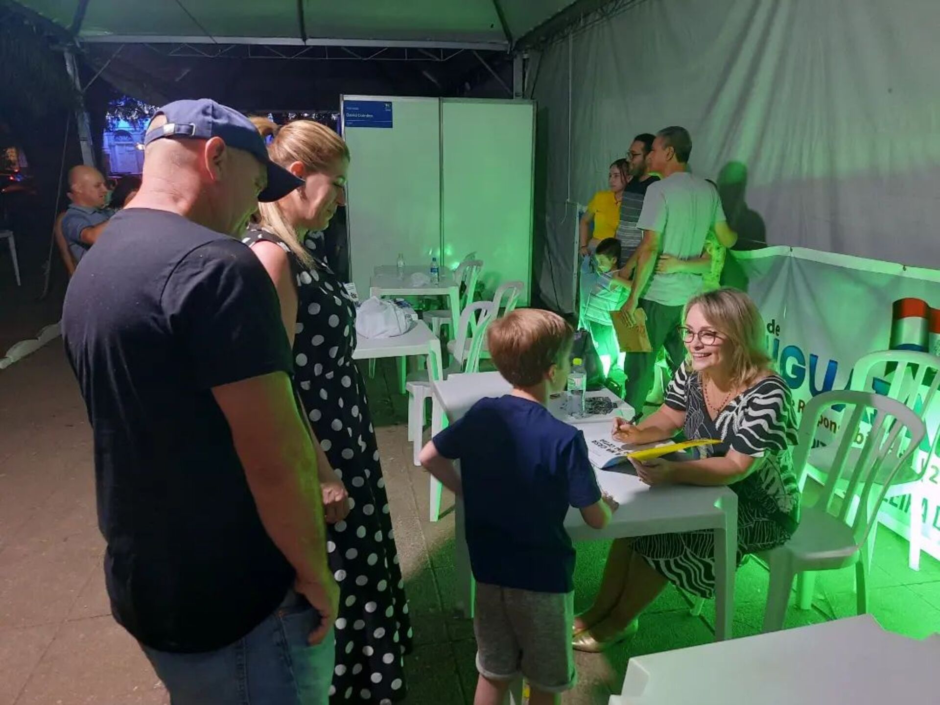 As sessões de autógrafos acontecem no espaço de lançamento da Feira do Livro.