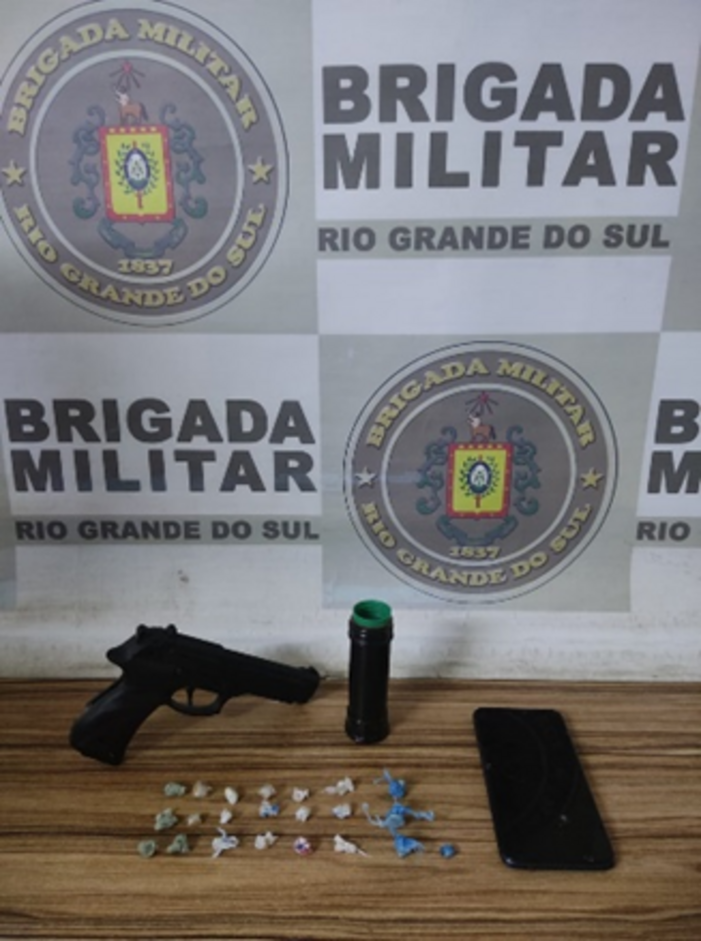 OAB Barro Preto - Brigada faz prisão por tráfico de drogas durante operação Papai Noel