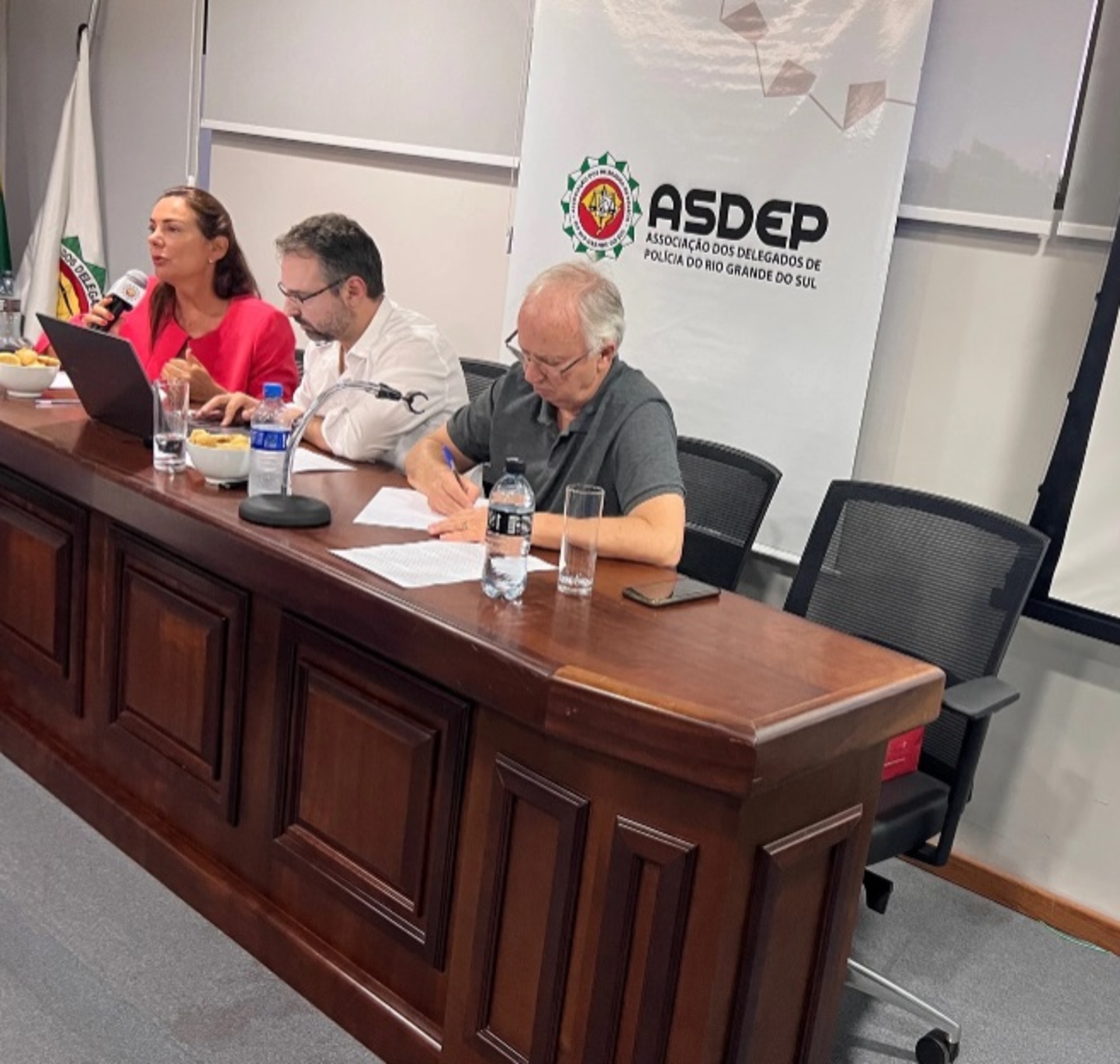 OAB Barro Preto - Delegados retomam medida de silêncio por reajuste