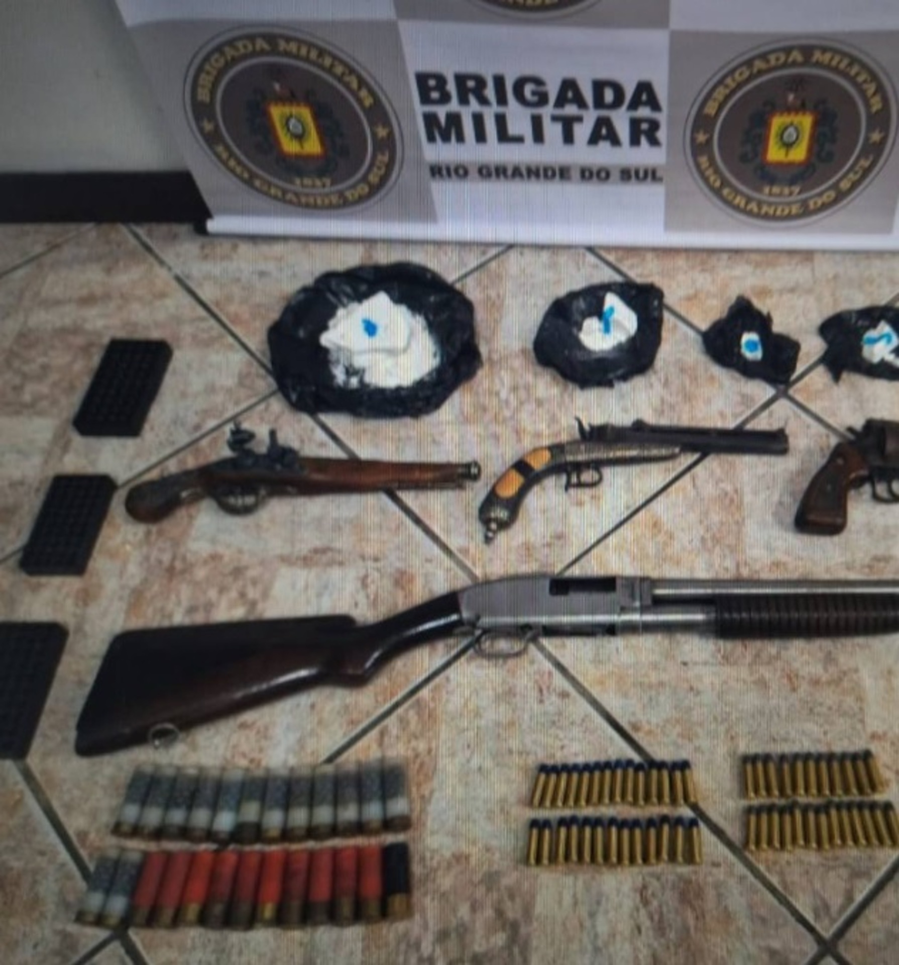 OAB Barro Preto - Mulher de apenado é presa com arsenal de facção que atua na fronteira-oeste