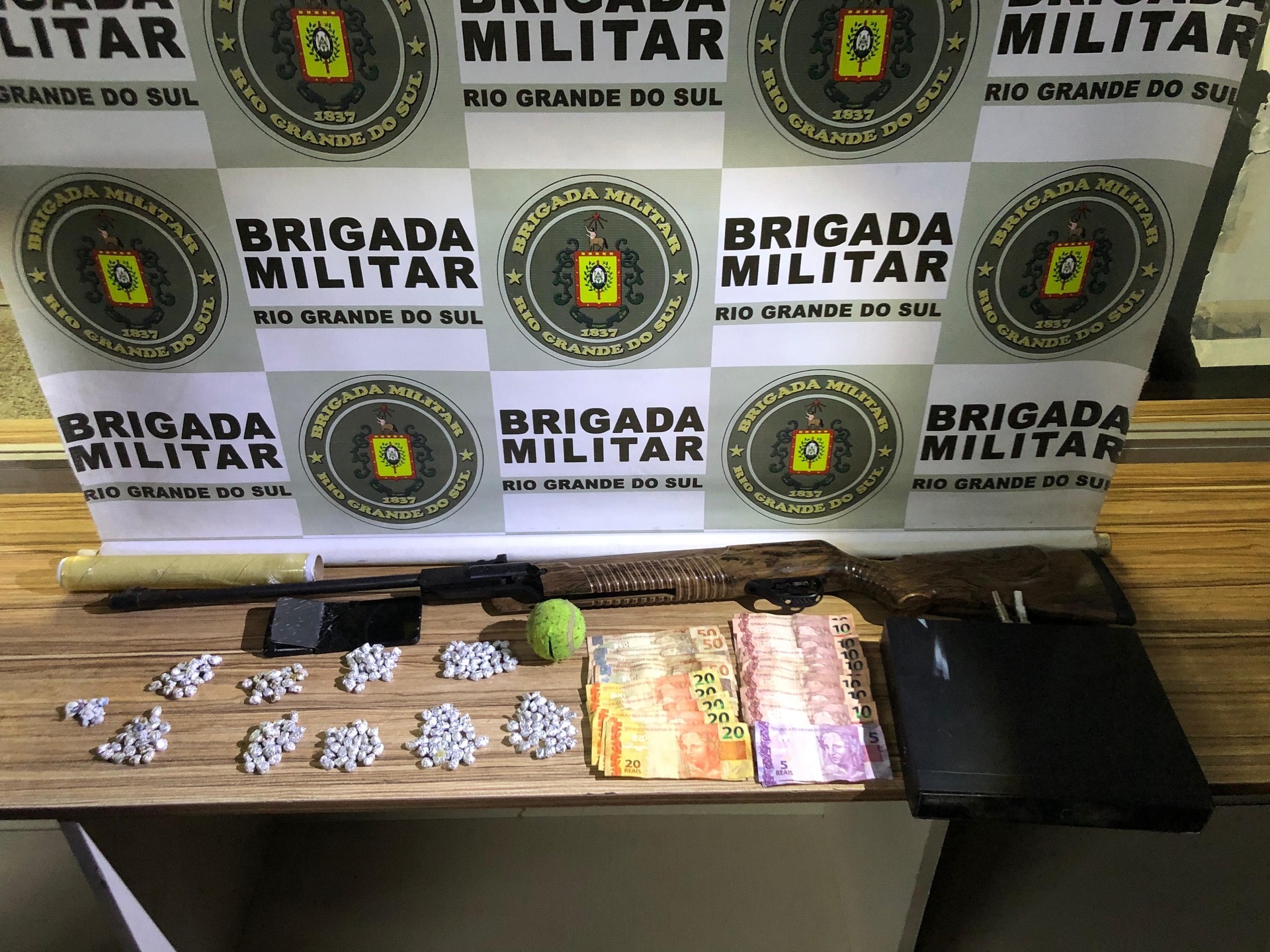 OAB Barro Preto - BpChq realiza quatro prisões por tráfico no “Beco do Efigênio”