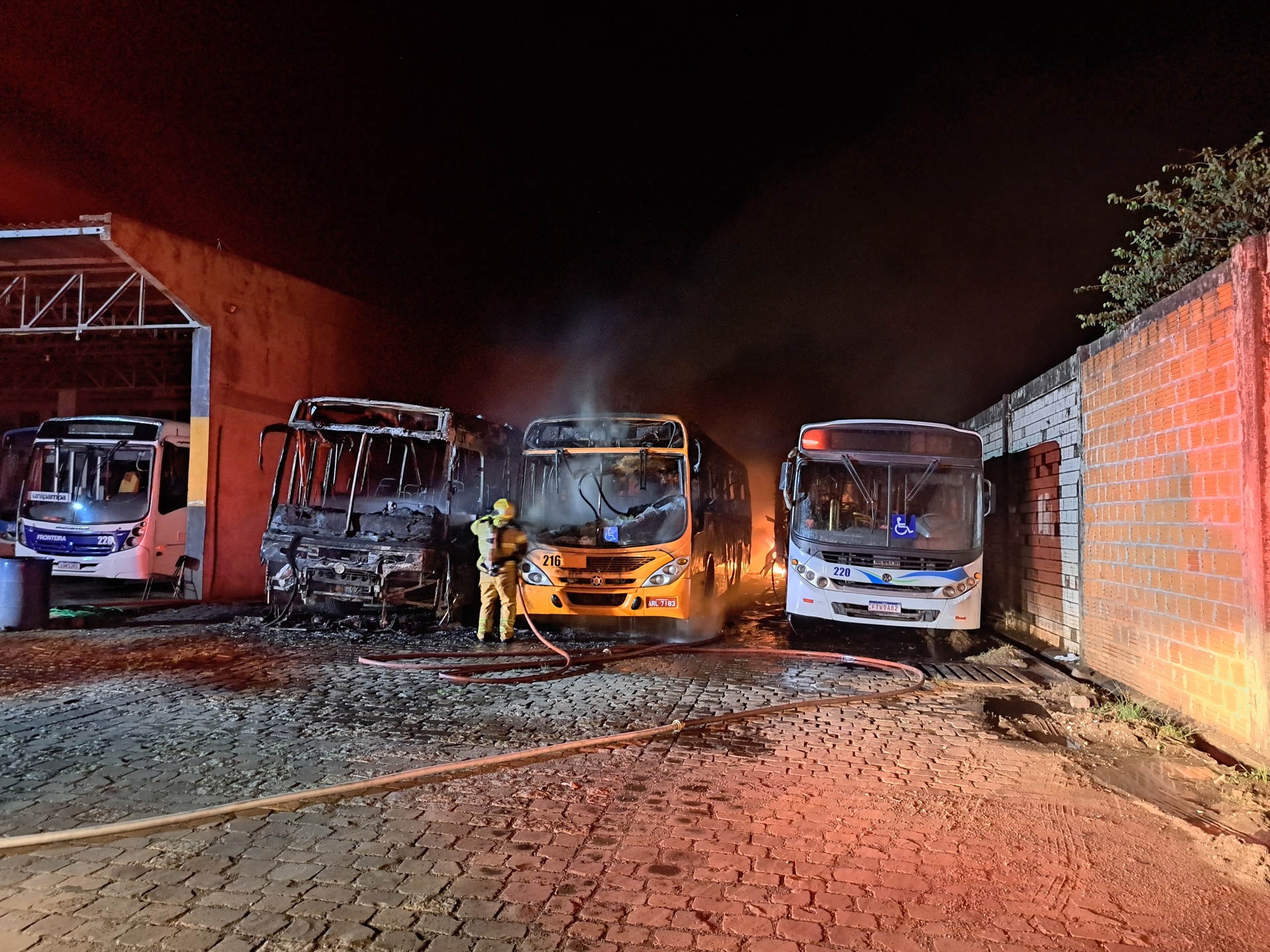 OAB Barro Preto - Incêndio destrói seis ônibus