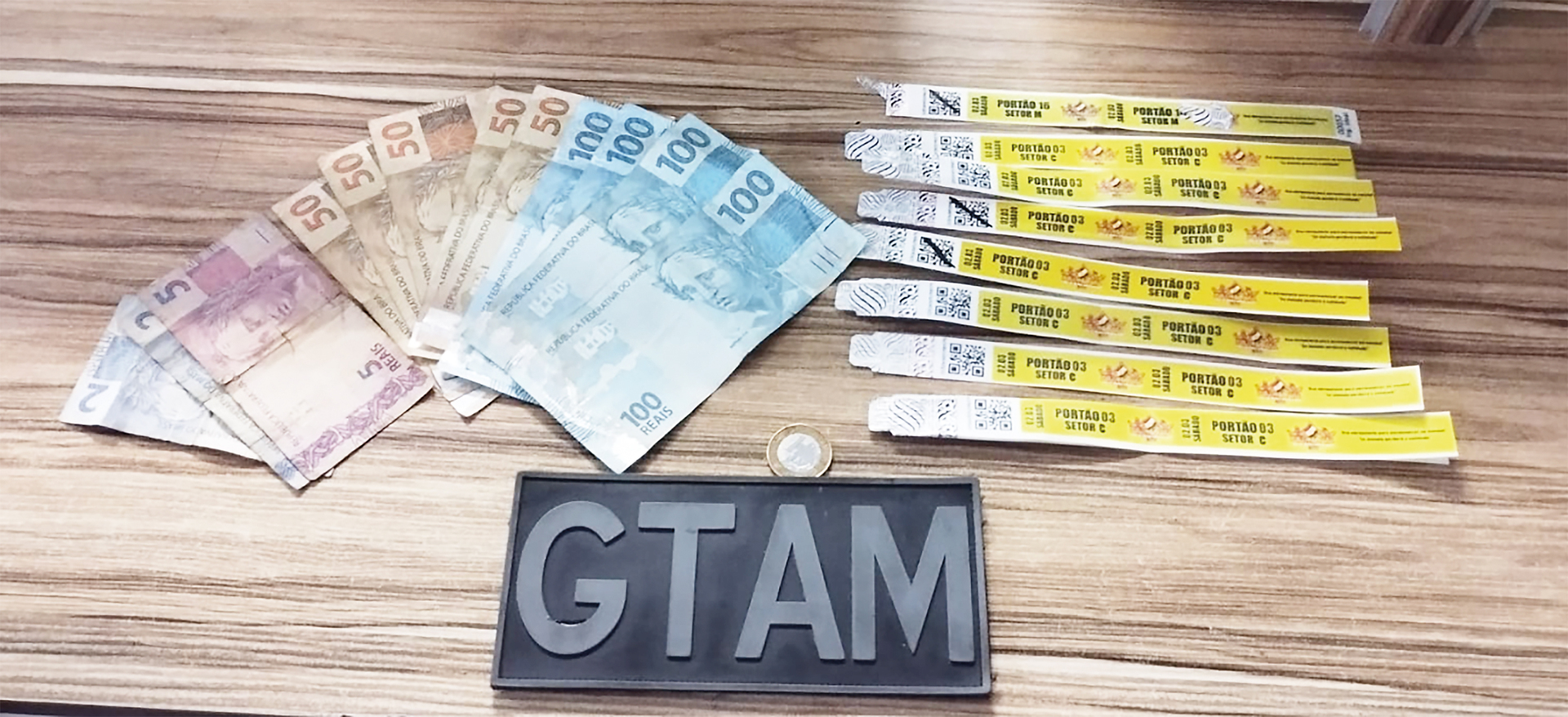 OAB Barro Preto - Dupla é presa vendendo pulseiras falsas na Avenida