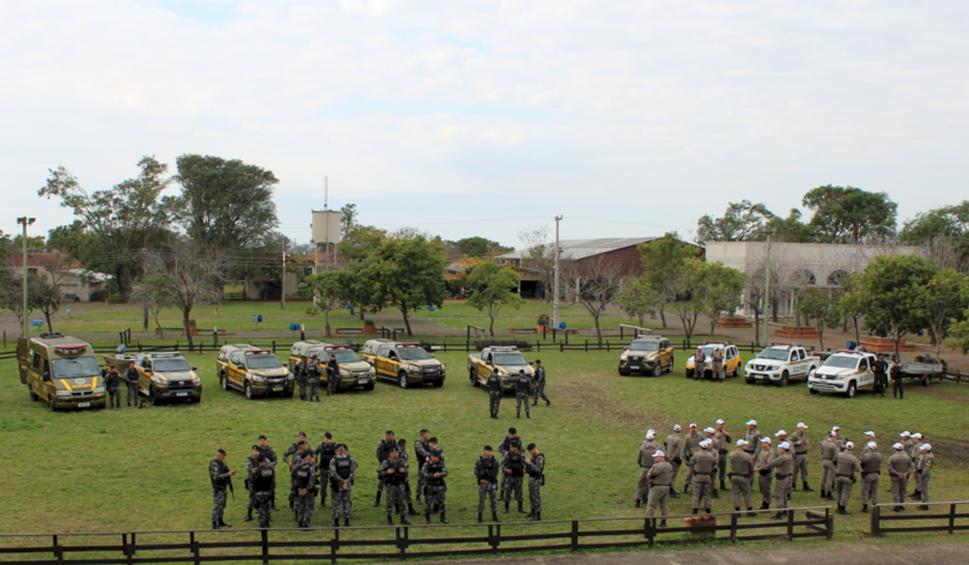 OAB Barro Preto - Chuva abre imensa cratera e bloqueia BR-290