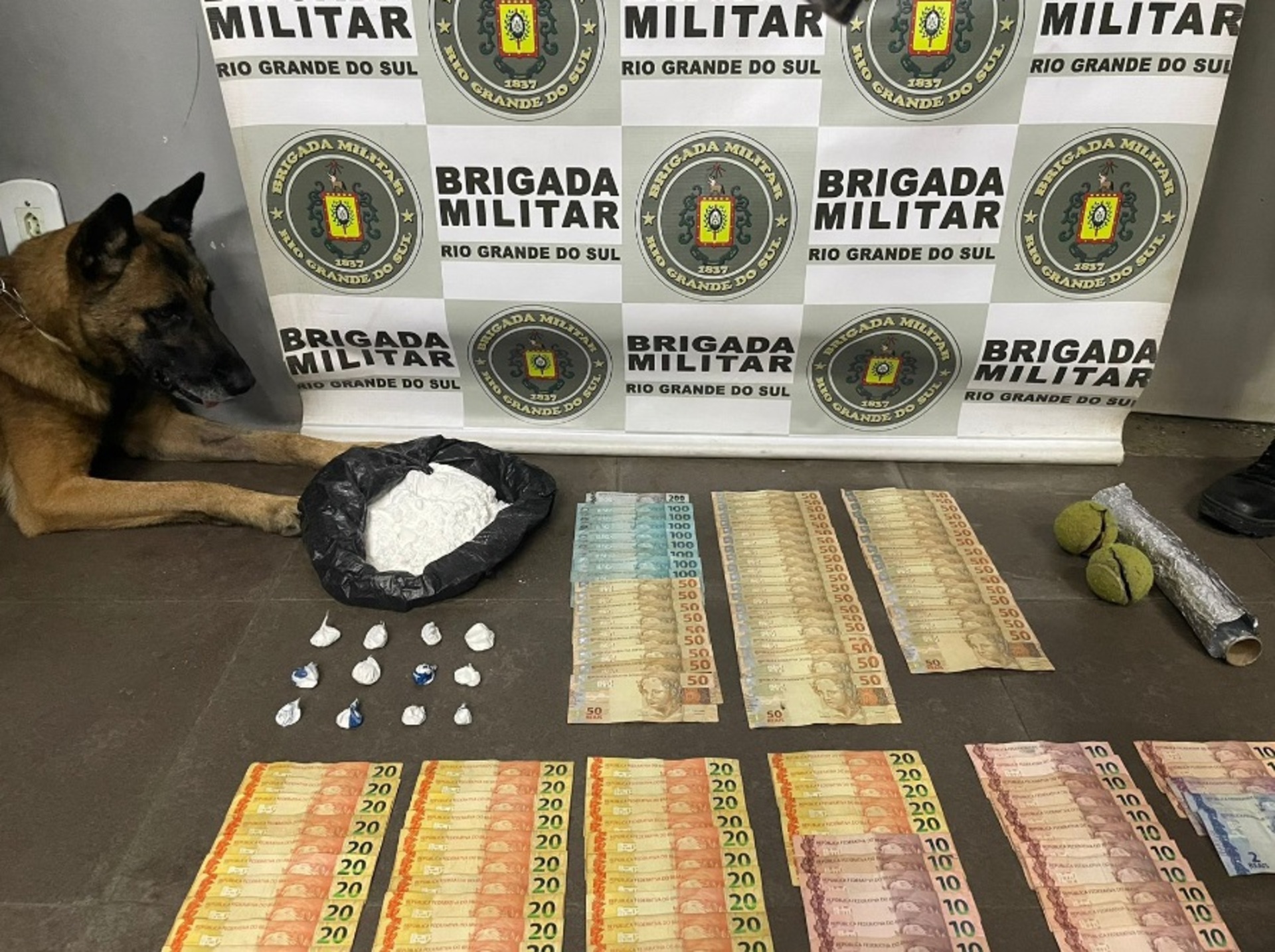 OAB Barro Preto - Choque prende trio que escondia cocaína em bolinhas de tênis