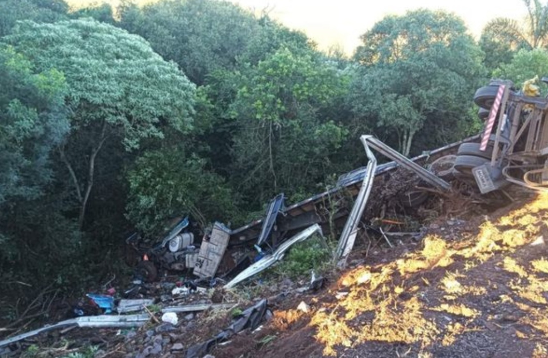 OAB Barro Preto - Caminhoneiro de Uruguaiana sofre acidente em Passo Fundo