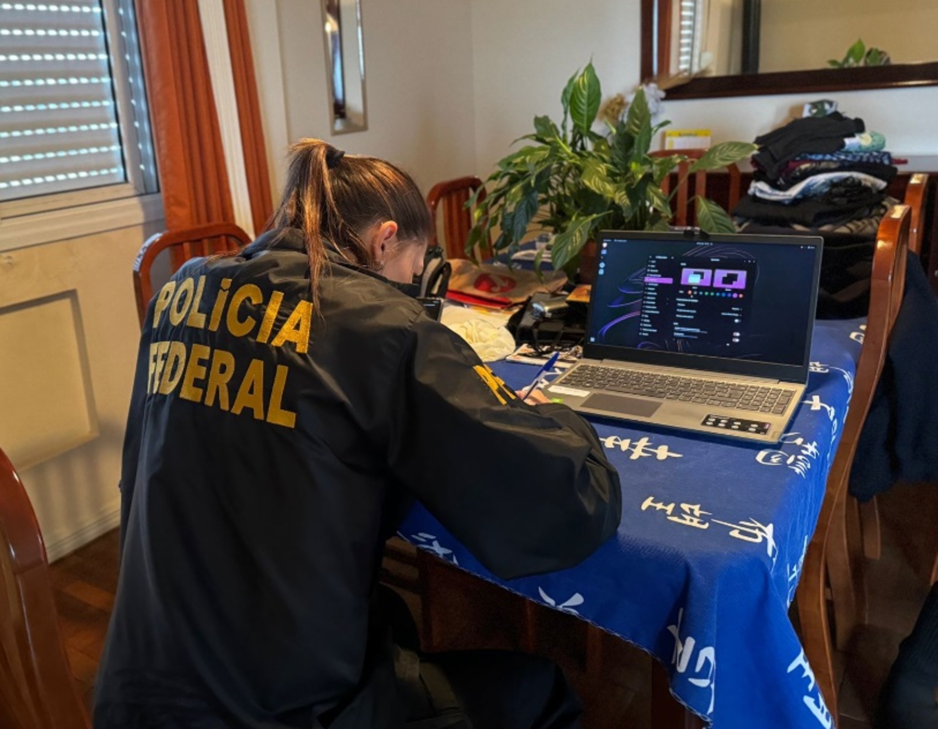 OAB Barro Preto - PF apreende objetos na casa de suspeito de exploração sexual infantil