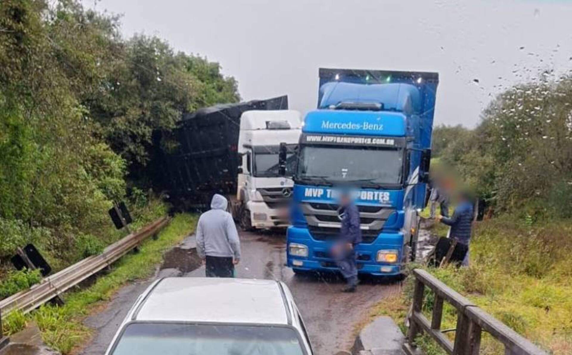 OAB Barro Preto - Carreta interrompe trânsito entre Uruguaiana e Itaqui