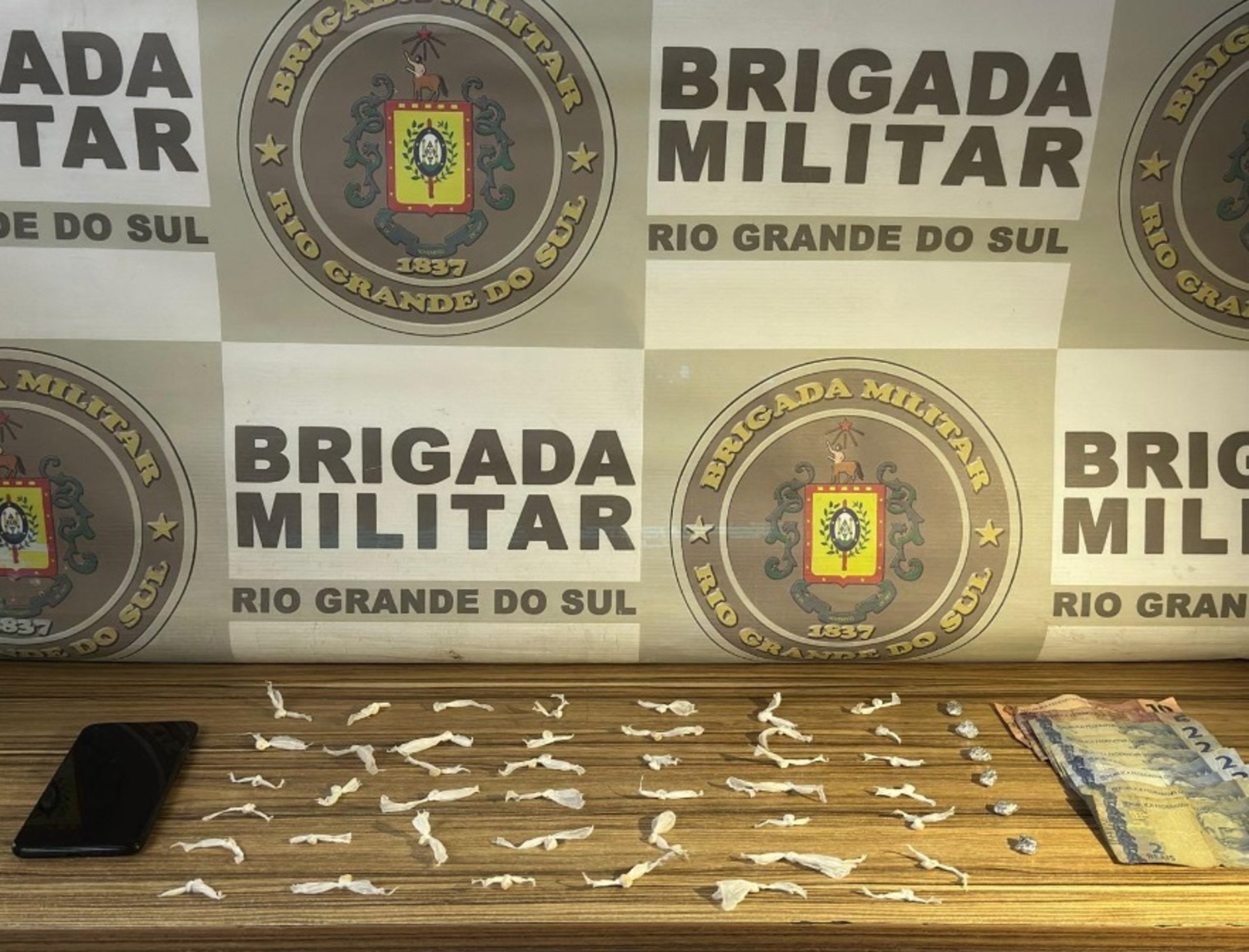 OAB Barro Preto - Casal é preso por tráfico de drogas no bairro São João