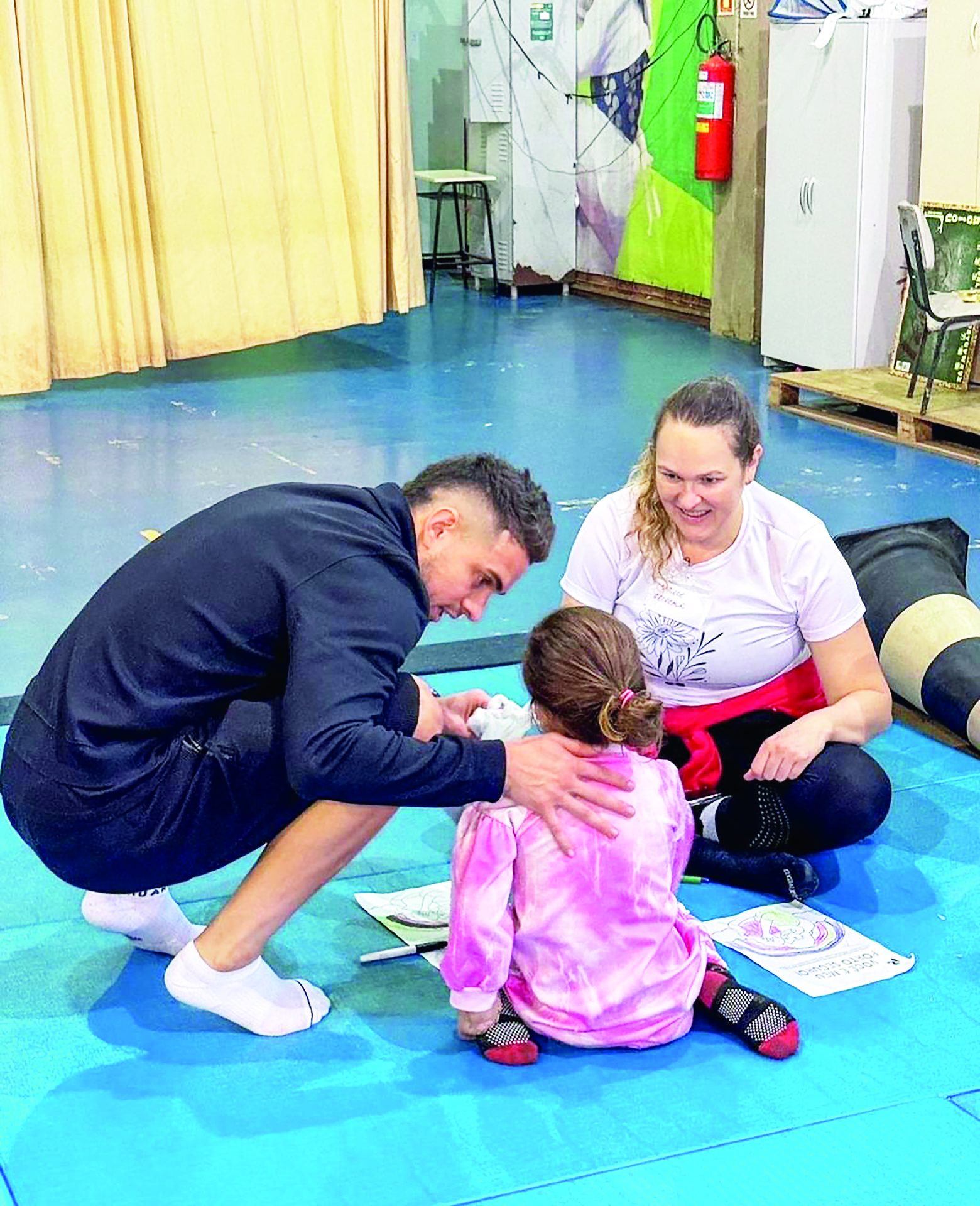 OAB Barro Preto - Jogadores do Inter visitam abrigos no Dia das Mães
