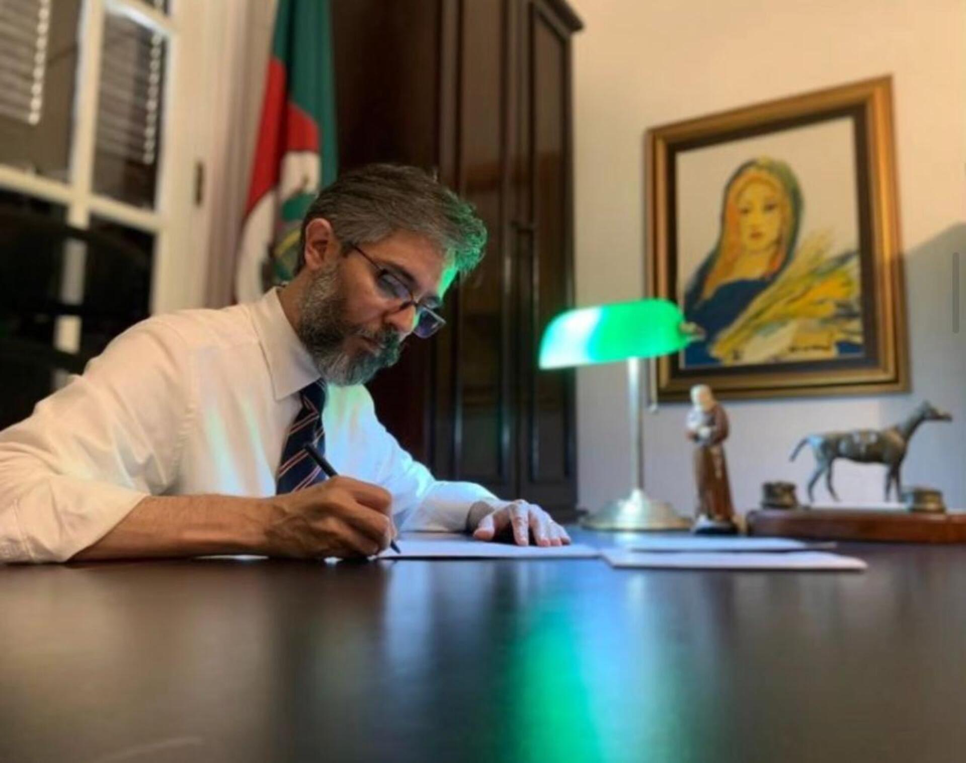 OAB Barro Preto - Escritor Uruguaianense é empossado embaixador cultural Brasil/África