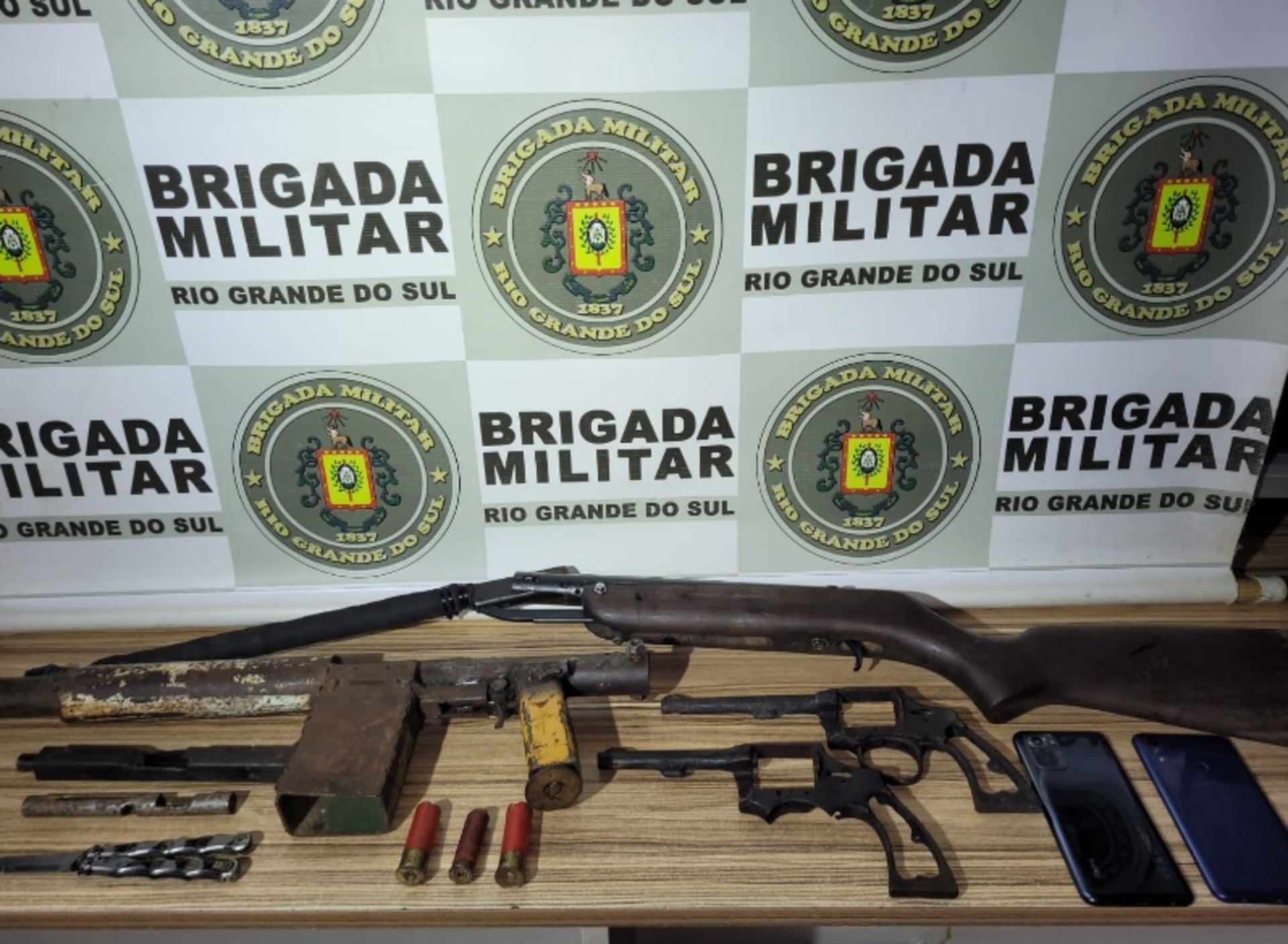 OAB Barro Preto - Brigada encontra armas fabricadas por menor de idade