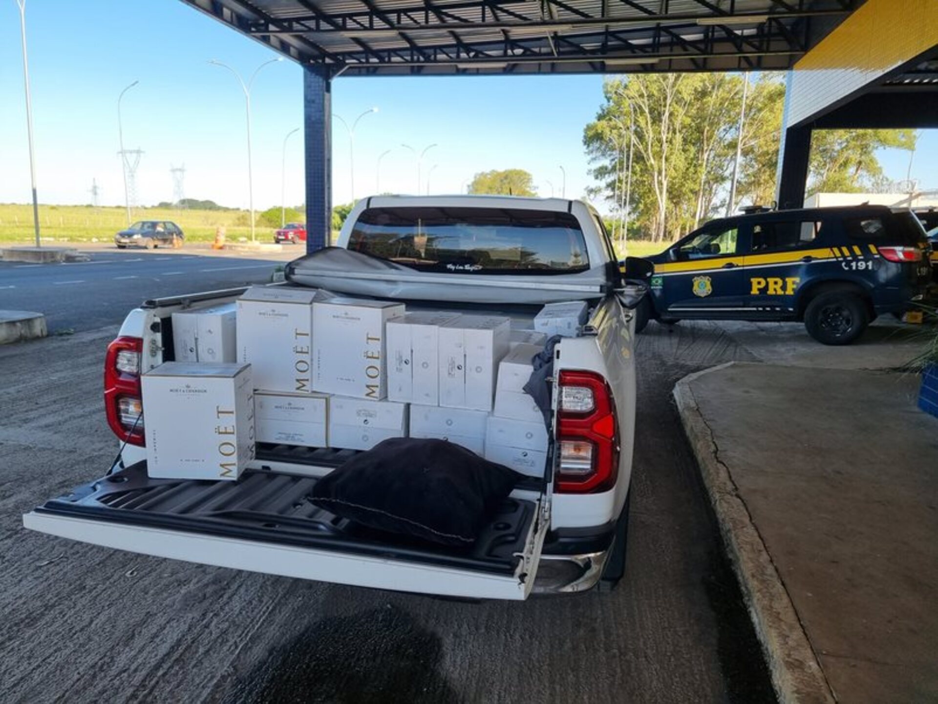 OAB Barro Preto - PRF apreende mais de 250 garrafas de bebida com casal argentino